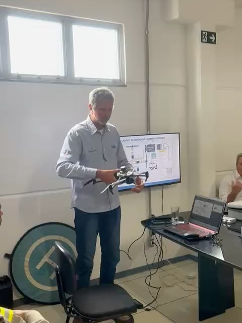 @mauroabram, CTO da Drones Solution no treinamento de Pilotagem, Inspeção e Termografia, com a presença de nossa equipe de instrutores especialistas, reforçando o compromisso da Drones Solution com a formação técnica e a entrega de resultados precisos.
hashtag#tecnologiacomdrone hashtag#droneengenharia