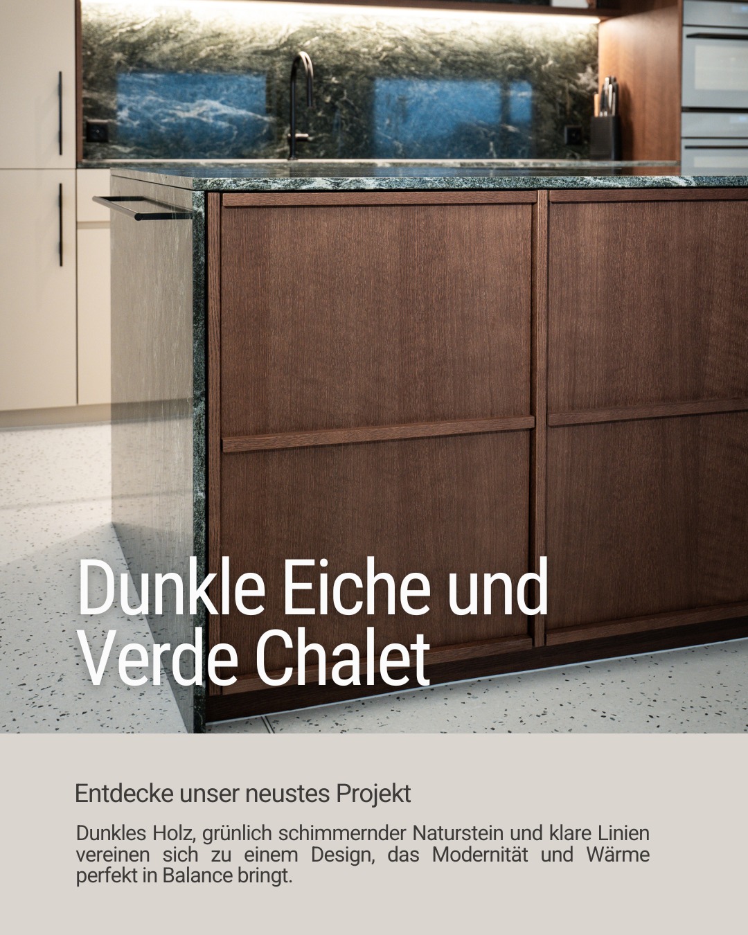 Dunkle Eiche und schimmernder Naturstein „Verde Chalet“ – eine Kombi, die sofort Wärme und Modernität ausstrahlt. Die furnierten, dunkel gebeizten Eichenfronten bringen eine schöne natürliche Struktur in den Raum, während die Arbeitsplatte aus grünlich changierendem Naturstein richtig Charakter zeigt.
Zusammen mit den pulverbeschichteten Fronten in Champignon, einem ruhigen, sanften Beige-Ton, entsteht ein Farbkonzept, das die Küche offen, gemütlich und gleichzeitig zeitlos wirken lässt. Matt schwarze Details setzen dezente Akzente und runden das Design klar ab.
Diese Küche ist das Ergebnis von guter Planung, Liebe zum Detail und echtem Schreinerhandwerk.
Fust in Wil. Schreinerei. Innenarchitektur.