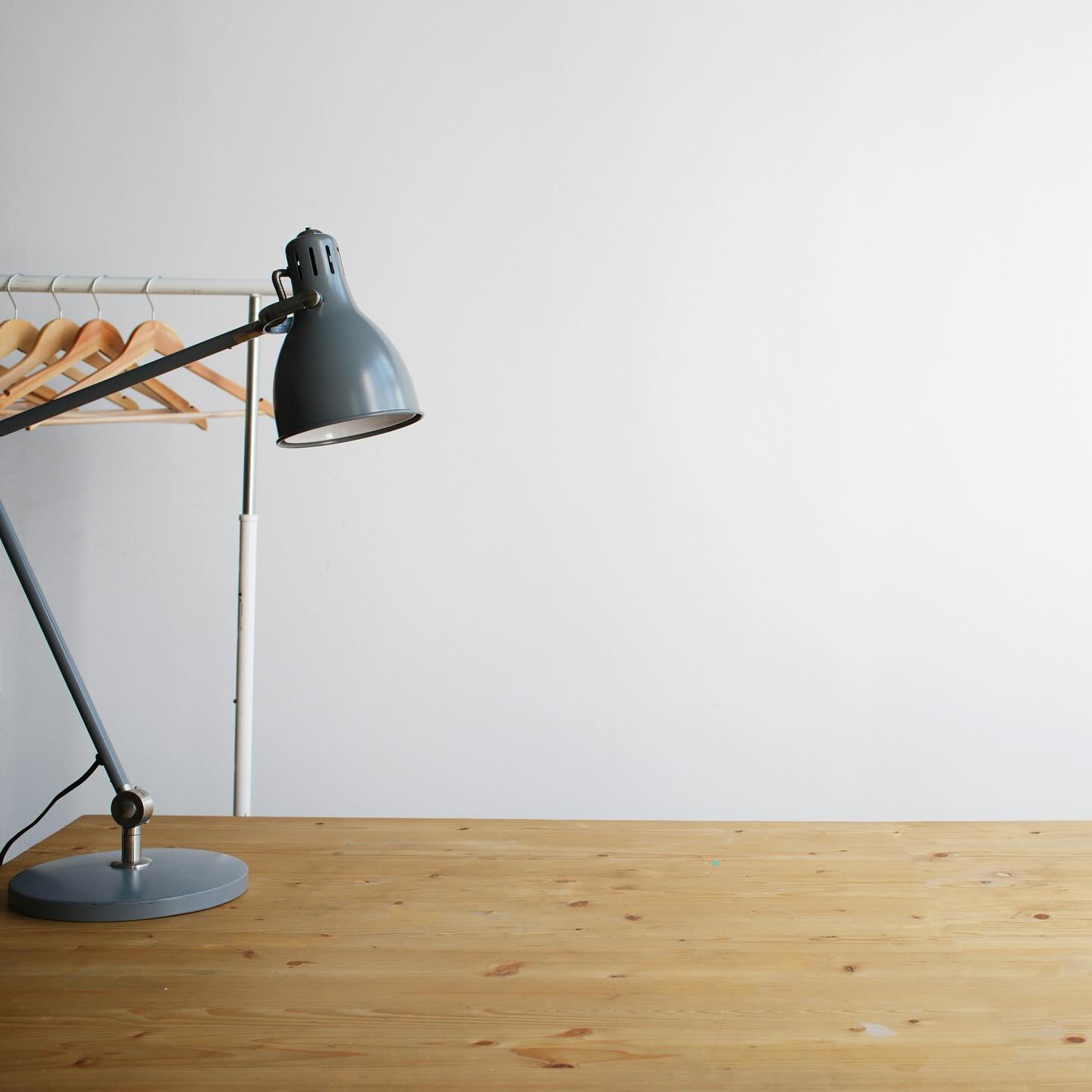 Scroll to watch the most satisfying desk drawer before and after.
This is what functional organization looks like — not just pretty, but easy to maintain and actually works for real life.
If your desk drawers are stealing your focus, it might be time for a reset.