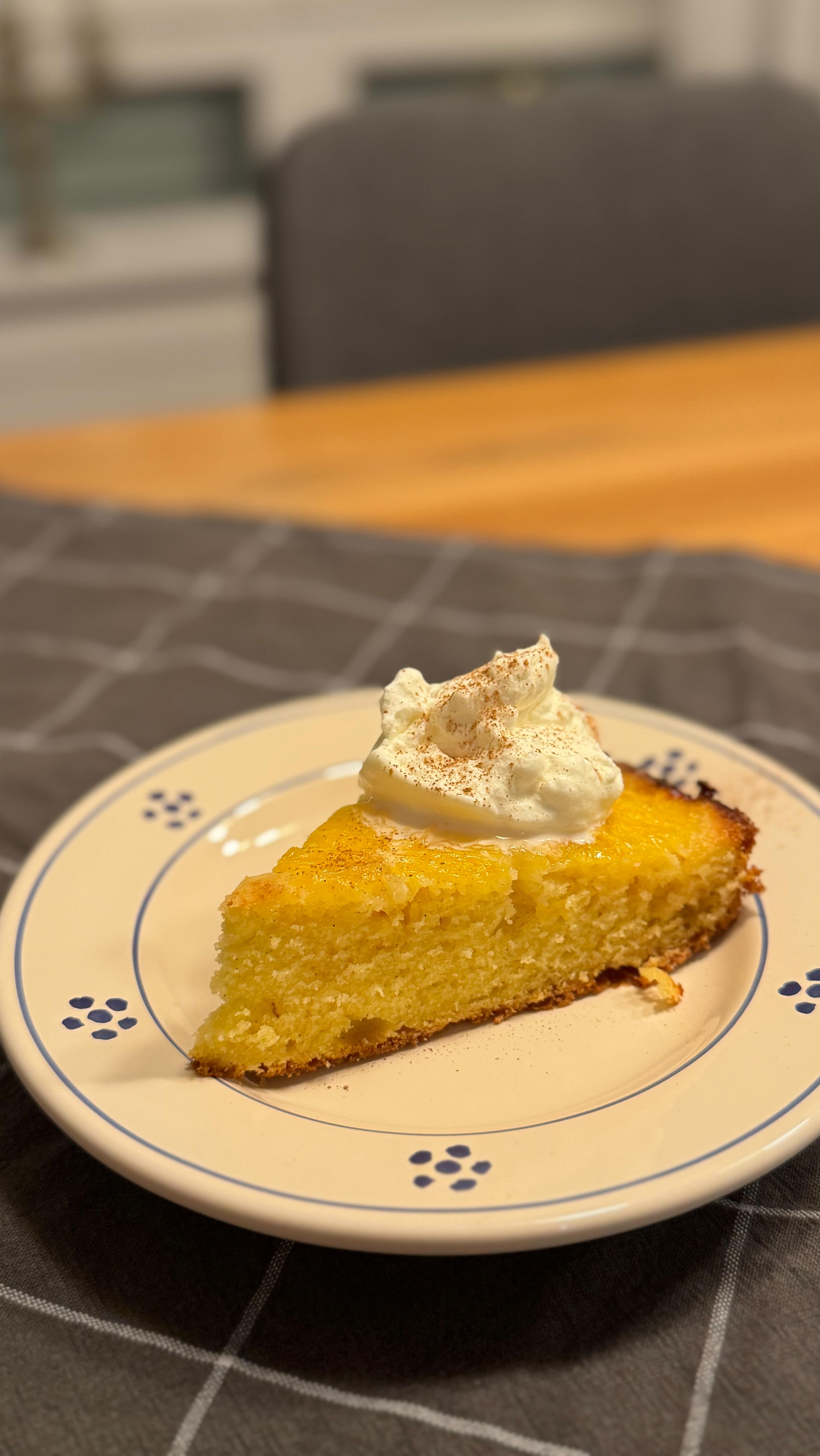 🍊 Torta all’Arancia Soffice 🍊
Ingredienti:
• 3 uova
• 120 g zucchero
• 80 g burro
• 80 g succo d’arancia
• 210 g farina
• 10 g lievito per dolci
• Vaniglia
• Un pizzico di sale
• 2 arance (tagliate a fette sottili)
Procedimento:
Montare le uova con lo zucchero fino a renderle chiare e spumose.
Aggiungere farina, lievito, vaniglia e un pizzico di sale.
Versare lentamente il burro fuso, continuando a mescolare, e infine il succo d’arancia.
Cospargere il fondo dello stampo con zucchero, sistemare sopra le fette di arancia e versare l’impasto.
Cuocere in forno a 180°C per circa 50 minuti.
Lasciare raffreddare. 🧡
•
•
#ricetta#foodie#foodstagram#baking#orange#arancia#easyrecipe#cooking#recipe#holidayseason#dolce#italia#italy#cucina#kitchen#food#cake#torta#backen