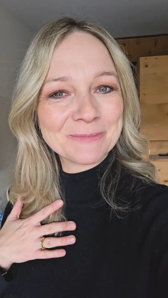 🎊 Gestern durfte die Arvenstube ihre Tore wieder für Gäste öffnen. Bündner Gemütlichkeit trifft auf handwerkliches Geschick und moderne Eleganz. 👏 Geh selbst vorbei umd überzeuge dich! @schweizerhof.silsmaria 🥂🧚♀️
Danke an alle Beteiligten für Ihr handwerkliches Können und die termingerechte Umsetzung. 🎉
Happy weekend,
SORAYA🙋🏼♀️
#umbau #restaurantinterior #farbkonzept #bündnerstube #arvenholz #interiorconcept #interiordesign #newconcept #newinteriordesign #newrestaurant #sils #engadin #sorayainteriordesign
@artewalls
@teppich_quelle_ag
@saumundviebahn
@fischbacher1819
Und viele mehr....