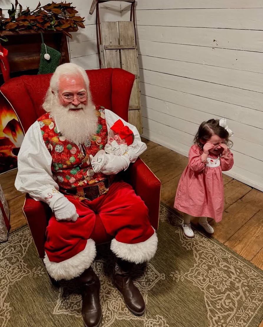 Feeling all the feels knowing today is Santa’s LAST day at Jack’s Creek 🥹🎅
Come see Santa 10 AM – 5 PM before he heads back to the North Pole!
🎄 Trees available 9 AM – 6 PM
🐮 Farm animals all day
🍿 Concessions open
Make those last-minute Christmas memories with us 🤍✨