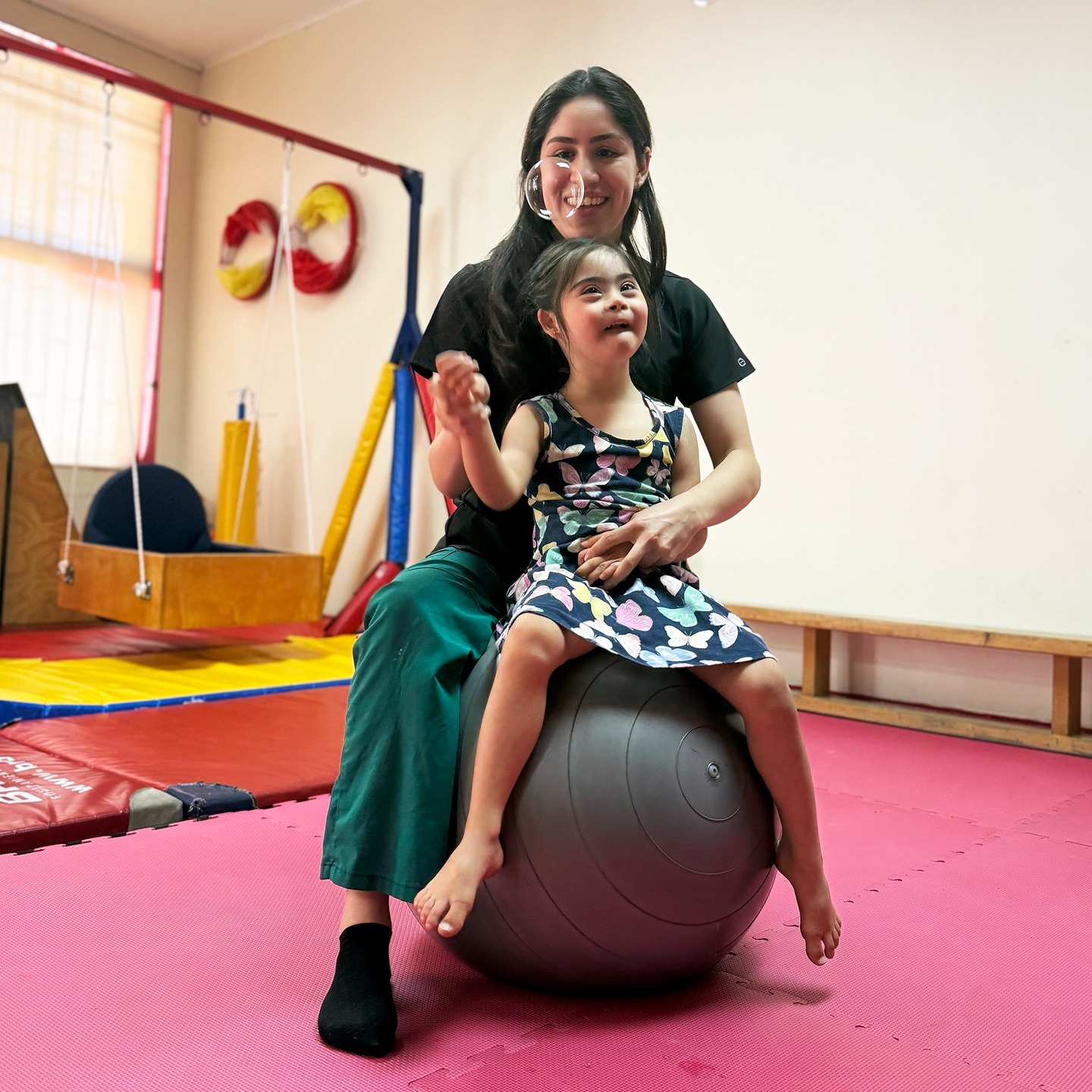 ¡Feliz inicio de año! 🎉
A través del juego, con Antonella incentivamos el contacto visual, la atención conjunta y la interacción con el adulto, promoviendo aprendizajes significativos en un ambiente de confianza y disfrute.
💛 Les recordamos que seguimos atendiendo durante enero y que hemos preparado diversos talleres y actividades para estimular y entretener a los niños en este tiempo de verano.
¡Gracias por seguir acompañándonos!
#FelizInicioDeAño #AprenderJugando #AtenciónTemprana #VeranoConSentido #SeguimosAtendiendo #Edudown