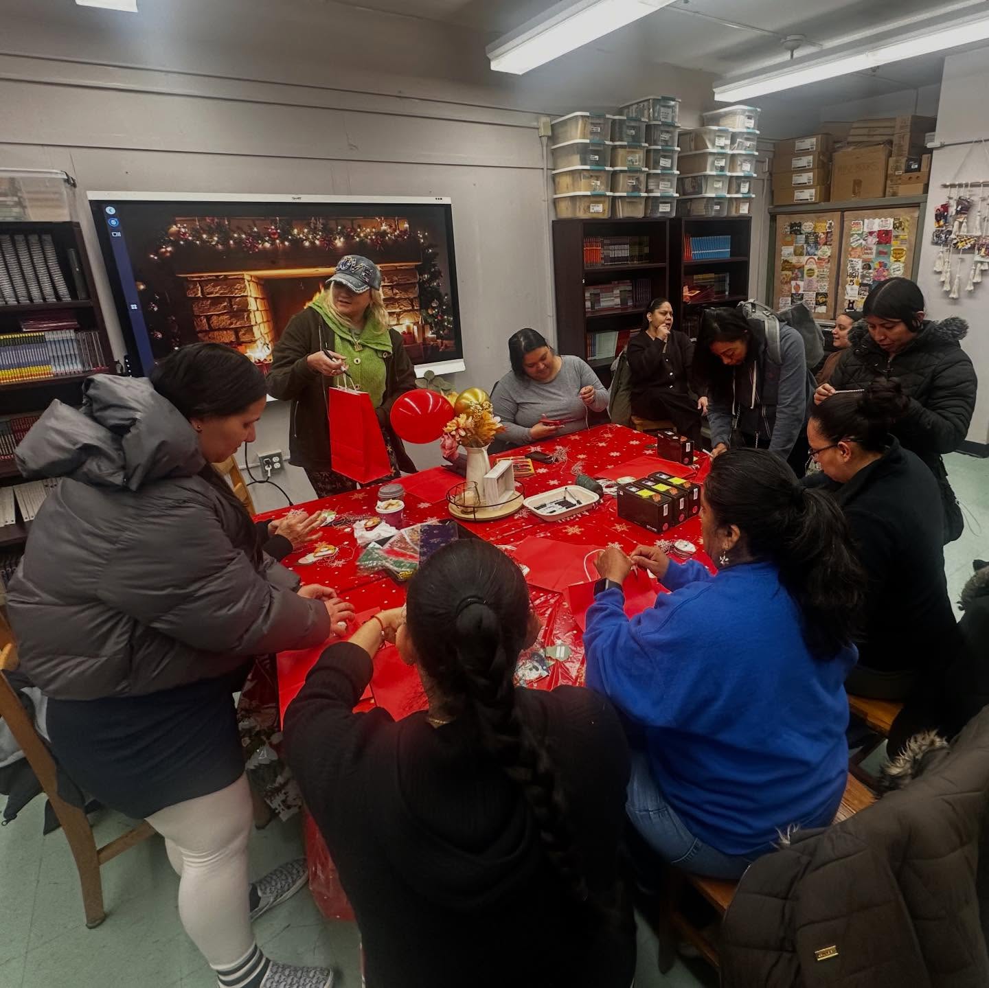 A group of elves visited DLMS this morning! ¡Gracias a nuestros padres voluntarios! 🎁