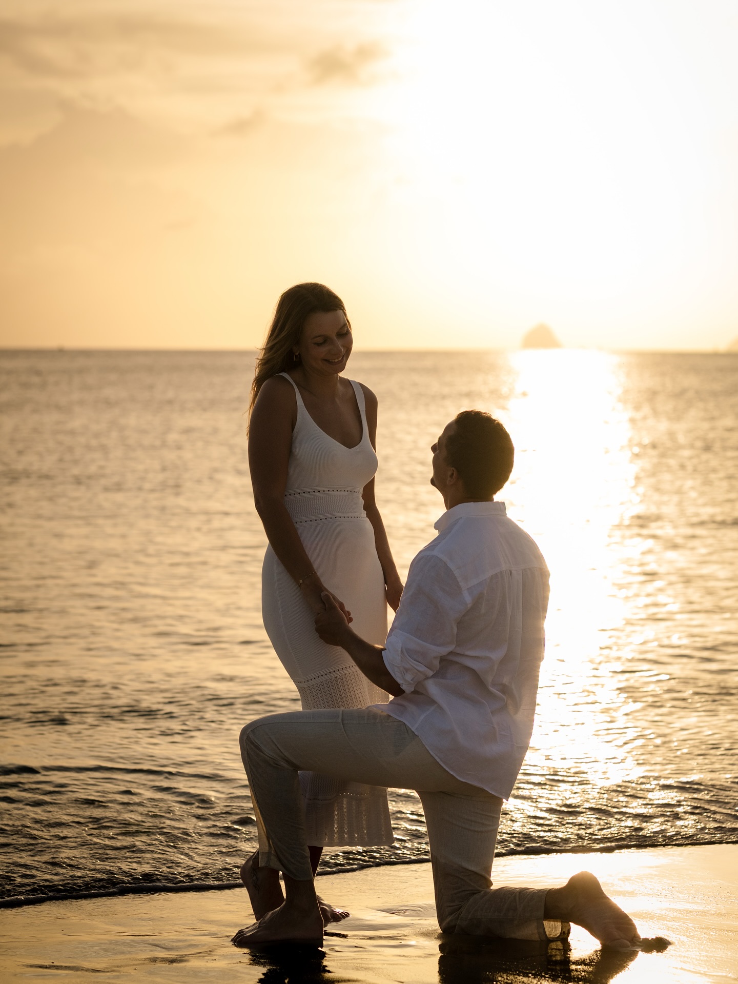 Je mets mon savoir-faire et ma sensibilité au service des couples qui souhaitent créer des souvenirs authentiques et durables.
Mon approche repose sur un accompagnement attentif et un regard sensible porté à votre histoire.
Moments à deux, célébration d’amour ou cadeau à offrir pour Noël : je vous accompagne de A à Z,
de la préparation à la livraison finale, pour une expérience fluide et rassurante.
Mon ambition : vous offrir des photographies élégantes, sincères et intemporelles, que vous aurez plaisir à partager, à revoir et à transmettre au fil des années.
Pour découvrir mes offres ou planifier votre séance, je serai ravie d’échanger avec vous et de vous accompagner dans la création de vos souvenirs.
#photographemartinique #photographeetcouple #photographefemmemartinique
#seancecouple #couplesession #martinique #loveinmartinique #photographiemartinique #caribbeanphotographer