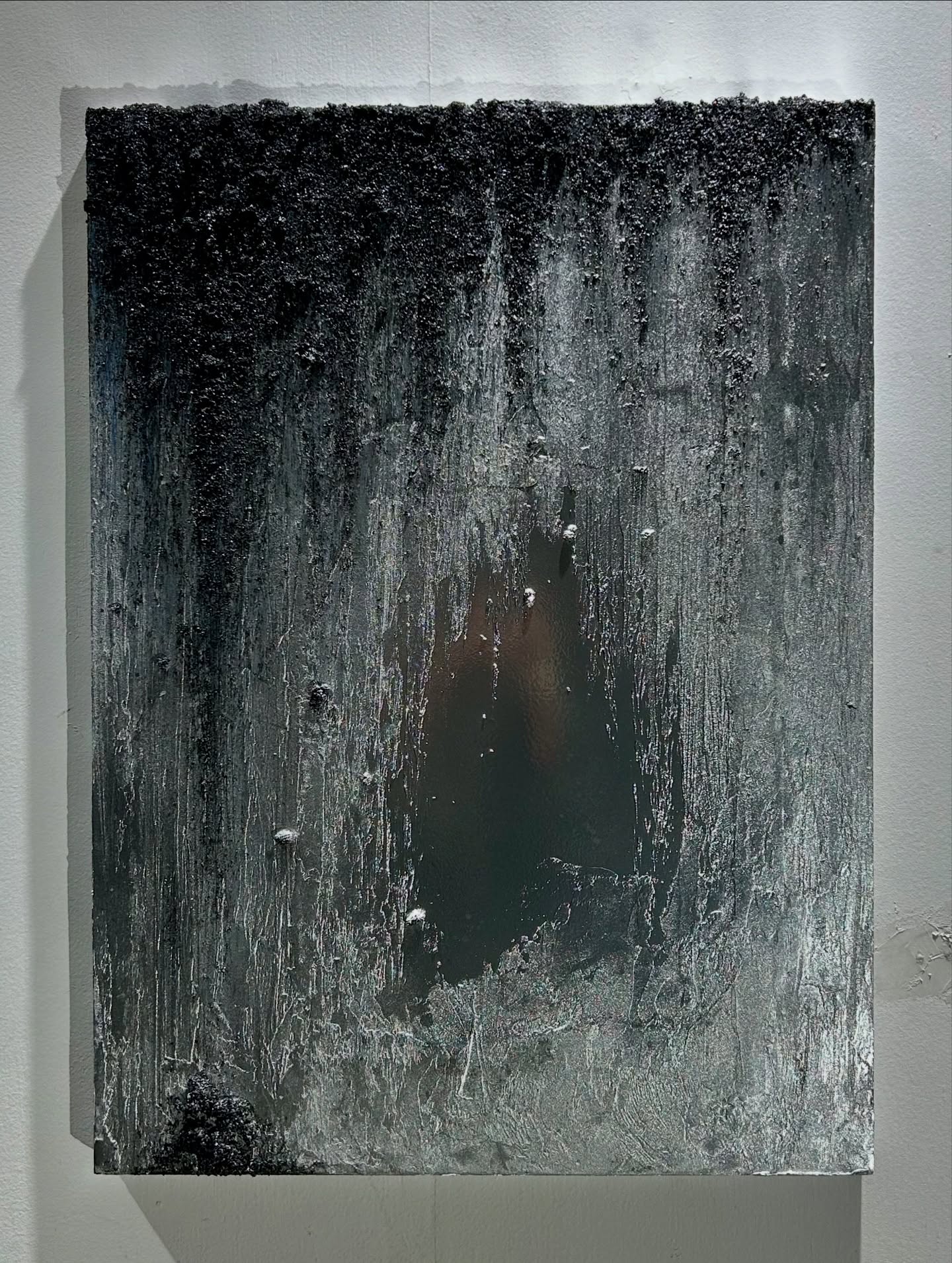 *
Graviternal #36
Painting
2025
P10(H530 × W410 × D25 mm)
個人蔵
シリカ, アクリル塗料, アルミ, ラッカースプレー, 木製パネル
silica, acrylic paint, aluminum, lacquer spray, wood panel
「Graviternal」シリーズは重力をテーマにしています。重力は時間や空間など、人の認識を歪ませてしまい、また最近の研究では、次元と次元の間を行き来しているとも言われています。私はそうした存在と存在の間にあるもの「間(ま)」について思考しながら制作しています。日本語では距離や空間、時間やコミュニケーションなど様々な意味合いを含む特異な言葉です。作品はパネルに独自のシリカメディウム(ガラスの粉に塗料)を押し当てるようにして擦り付ける方法で描かれています。ライティングによってメディウムの煌めきや影の落ち方が変化し、画面の表情を自在に変えることができます。また押し当てる力の加減によって現れるイメージに変化が生まれるため、パネルとの間の距離感をコントロールするという意味で、制作方法としての「間(ま)」を表してもいます。
本作はフランス発の画材店ペベオさんのデコスプレー クロムシルバーを使用させて頂いております。幾つか試した中でも、このシリーズは表面塗布での光の反射率が最も高いスプレーなので、2025年以降のGraviternalの多くで使っています。
@pebeo_officiel
@pebeo_japon
#美術 #芸術 #アート #現代アート #谷正輝 #art #artist #contemporaryart #masakitani #mixedmedia #神戸市 #artlife #artcollector #instagramart #artoftheday #絵 #絵画 #painting