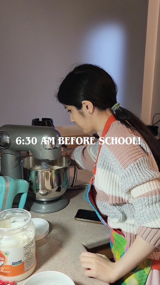 Getting ready for the Saturday market is not a walk in the park. But hey, I love this work... and school is school... right?
😂🤣😂🤣
So gotta get up early and get things ready before I head to school.
👩🍳👩🍳👩🍳
Let's bake bake bake.
🥰🥰🥰
Hope to see you at the Newmarket Farmers Christmas Market on Saturday from 9 to 2.
200 Doug Duncan Dr, Newmarket, ON L3Y 3Y9
@newmarket_farmersmarket #bakerslife #homebaker #smallbusiness #glutenfree #dairyfree