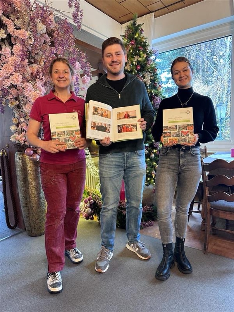 Tolle Neuigkeiten! ✨
-
Ab sofort könnt ihr unsere Kochbücher auch im Café Flink in Obermaubach kaufen. 📚☕️
Wenn ihr also ohnehin in der Nähe seid oder einen gemütlichen Zwischenstopp einlegen wollt, schaut unbedingt vorbei. Zwischen duftendem Kaffee, hausgemachten Leckereien und der schönen Atmosphäre findet ihr dort nun auch unsere Bücher – perfekt zum Durchblättern, Entdecken und Mitnehmen. Wir wünschen Euch viel Freude beim Stöbern. 💛