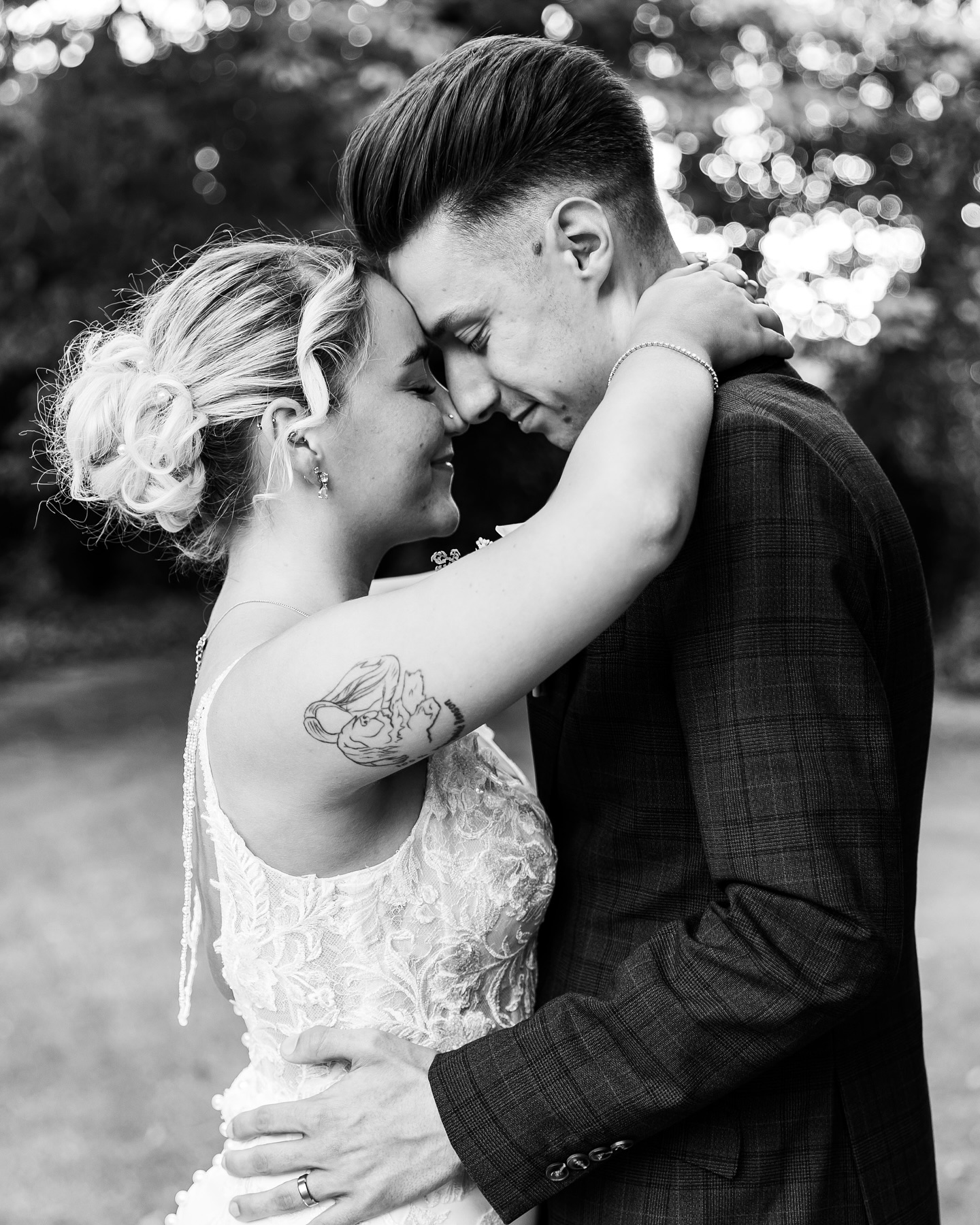 Some of my favourite moments to capture are the quiet ones, the gentle ones and the tenderness that often happen when no one else is watching. But I notice and I document ❤️
Day 4 #adventweddingchallenge2025 Tender
#warwickshireweddingphotographer #warwickshireweddingphotography #warwickshirewedding #midlandsweddingphotographer