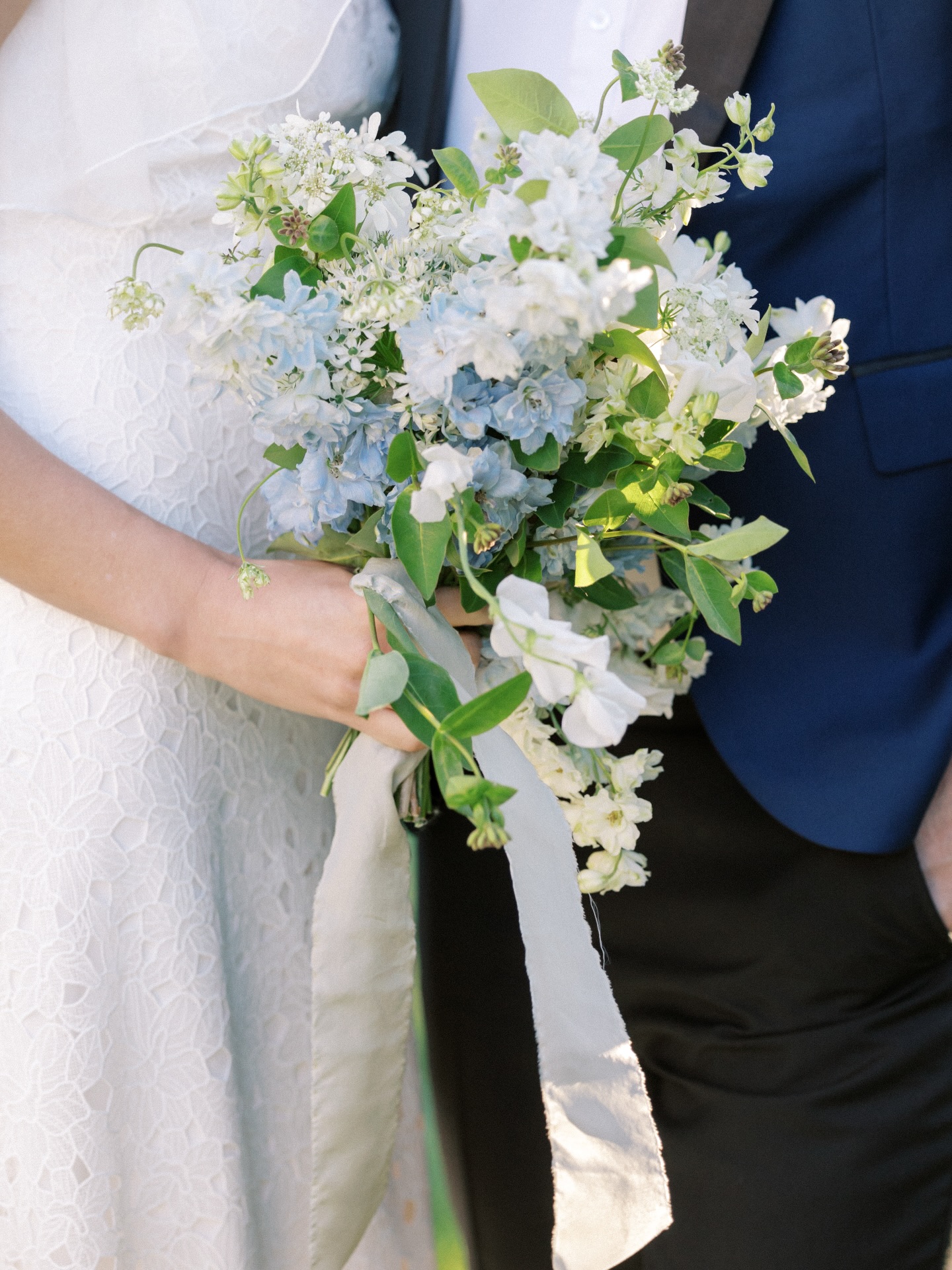Thinking of warm wedding nights on the Vineyard today during during this chilly New England evening 🩵 As seen on @greenweddingshoes #marthasvineyardwedding #bostonweddingphotographer #newenglandweddingphotographer
.
.
.
Venue | Watchmere | @kane_realty
Planning & Design | Britt Jones Co | @britt.jones.co
Florals | Morrice Florist | @morriceflorist