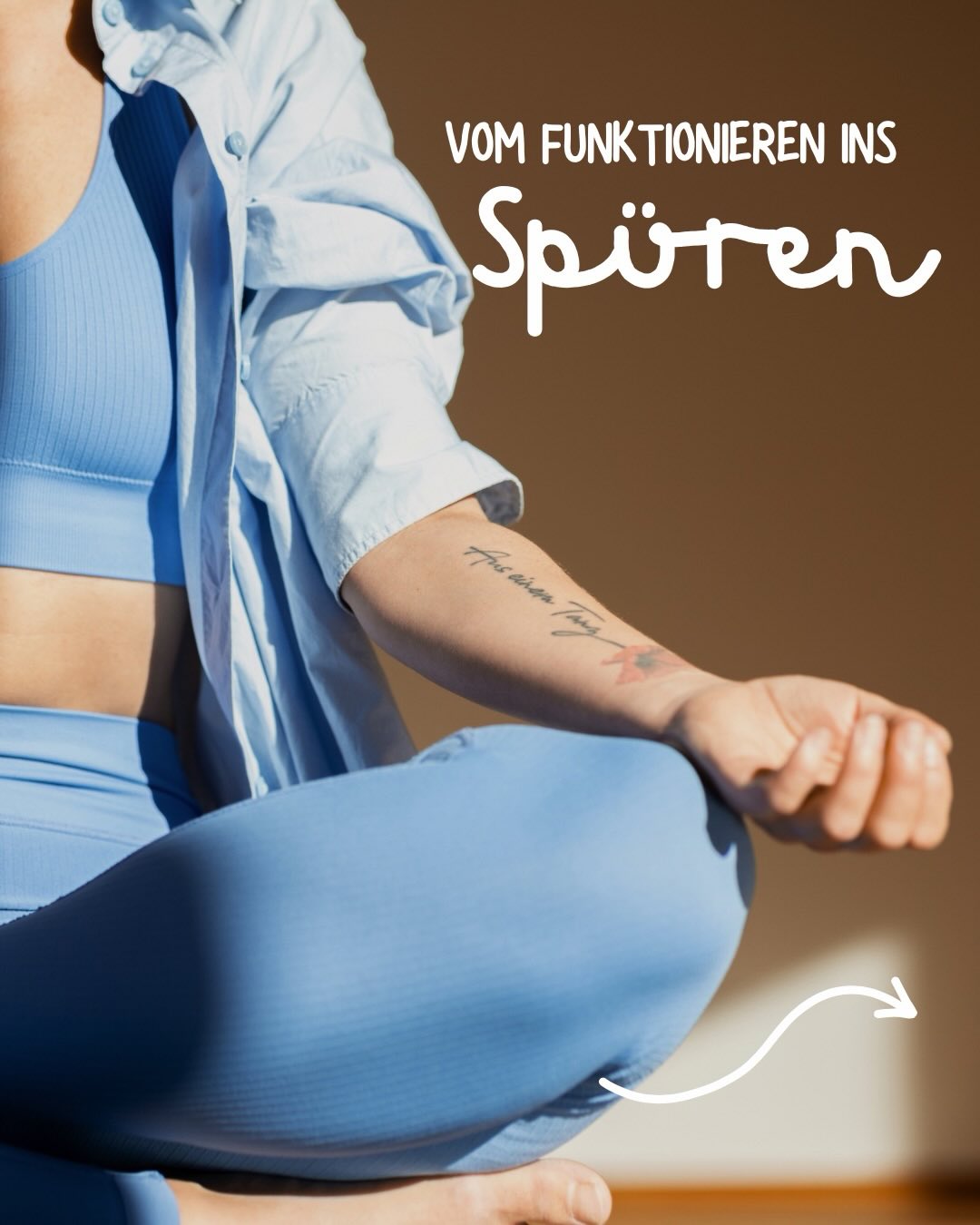 Vielleicht ist heute der Moment, an dem du wieder bei dir ankommst.💛
Manchmal laufen wir nur noch im Funktionsmodus – stark, effizient, verbissen.
Doch unser Körper flüstert leise: „Ich bin auch da.“
Wenn wir innehalten, beginnt etwas Wunderschönes😍😍
Wir tauchen aus dem Müssen ins Spüren.
In den Atem, in den Herzschlag, in die kleinen Bewegungen, die uns zurück zu uns selbst führen.
Heute darf es leichter sein.
Weniger funktionieren.
Mehr fühlen🫀🦶🏼🫦🫁🧠♥️😍
In den Slides findest du Inspirationen, die dich zurück in die Verbindung mit deinem Körper bringen können. Try it⭐️
📸 von @ann_saskia ♥️⭐️
#auseinemtanz #körperwahrnehmung #achtsamkeit #bodywork #tanz #yoga #somatics #heal #healthy #happy