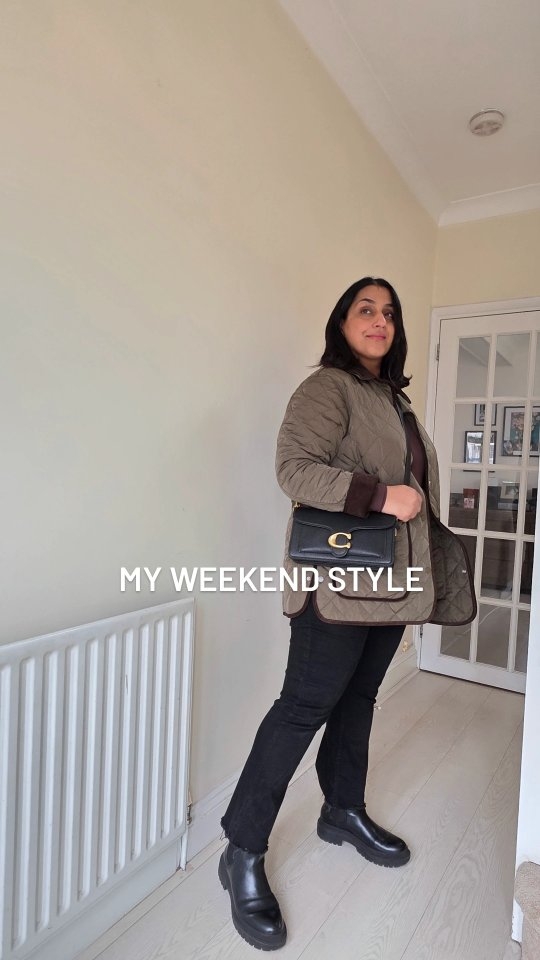 My weekend style. I've been trying to get my head around instagram edits but its been a bit glitchy for me. This was my casual weekend style
Love my new jacket for school runs and weekend football runs.
Jacket @hm
Jeans @zara
Boots old @hm
Bag @coach
#personalstylistlondon #styleover40 #size14style #personalstylistessex