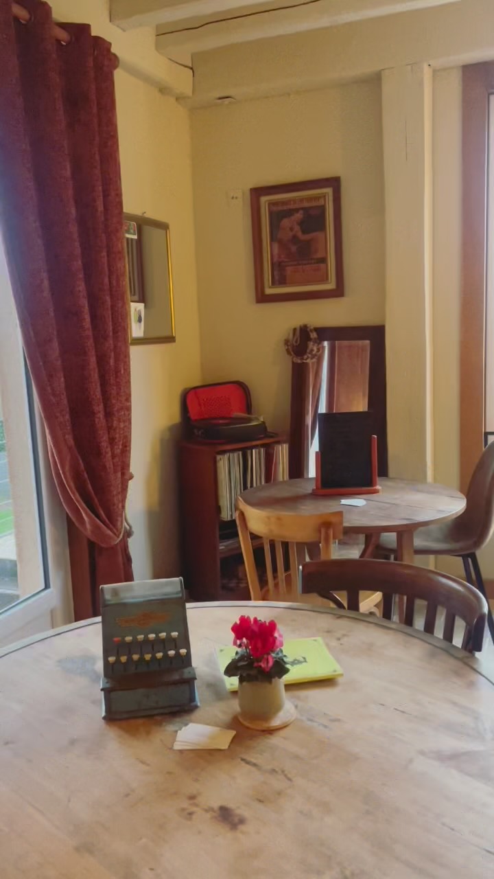 On vous accueille tout le week-end à Maison La Folie Douce avec La Fringuerie !
Venez passer un moment simple et chaleureux avec nous.
Des idées cadeaux, du joli seconde main, une petite douceur sucrée, un velouté bien chaud, un vinyle qui tourne… bref, de quoi se faire plaisir entre amis ou en famille.
Possible de déjeuner ou dîner sur place sur réservation.
On a hâte de vous y retrouver ! ✨
#maisondecampagne #cadeausecondemain #normandie #marchedenoel #saintpierredemanneville #ideecadeau #friperie @by_b.nat