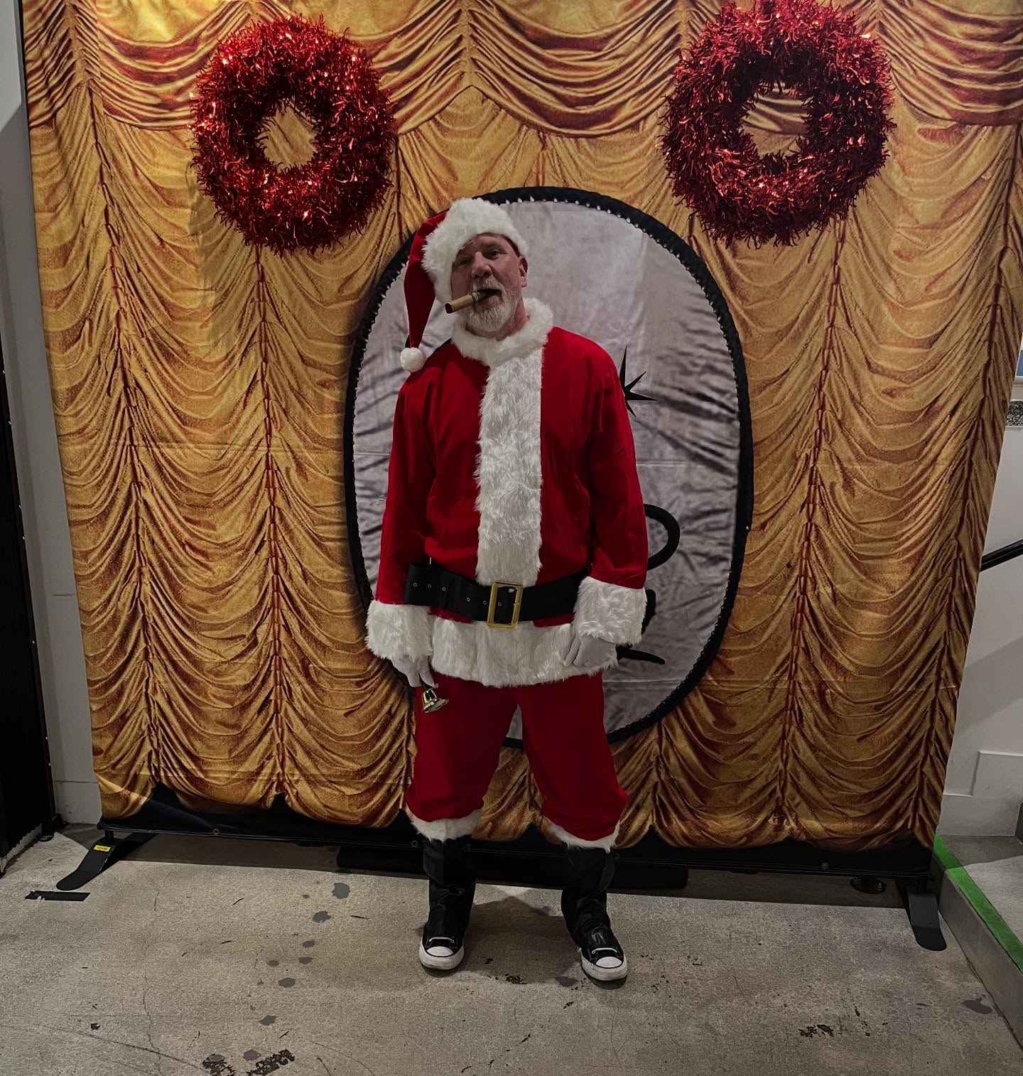 @theecjramone aka SANTA from @spikeandthegimmegimmes is at @thepunkrockmuseum before the band plays tonight at @bbowlvegas !