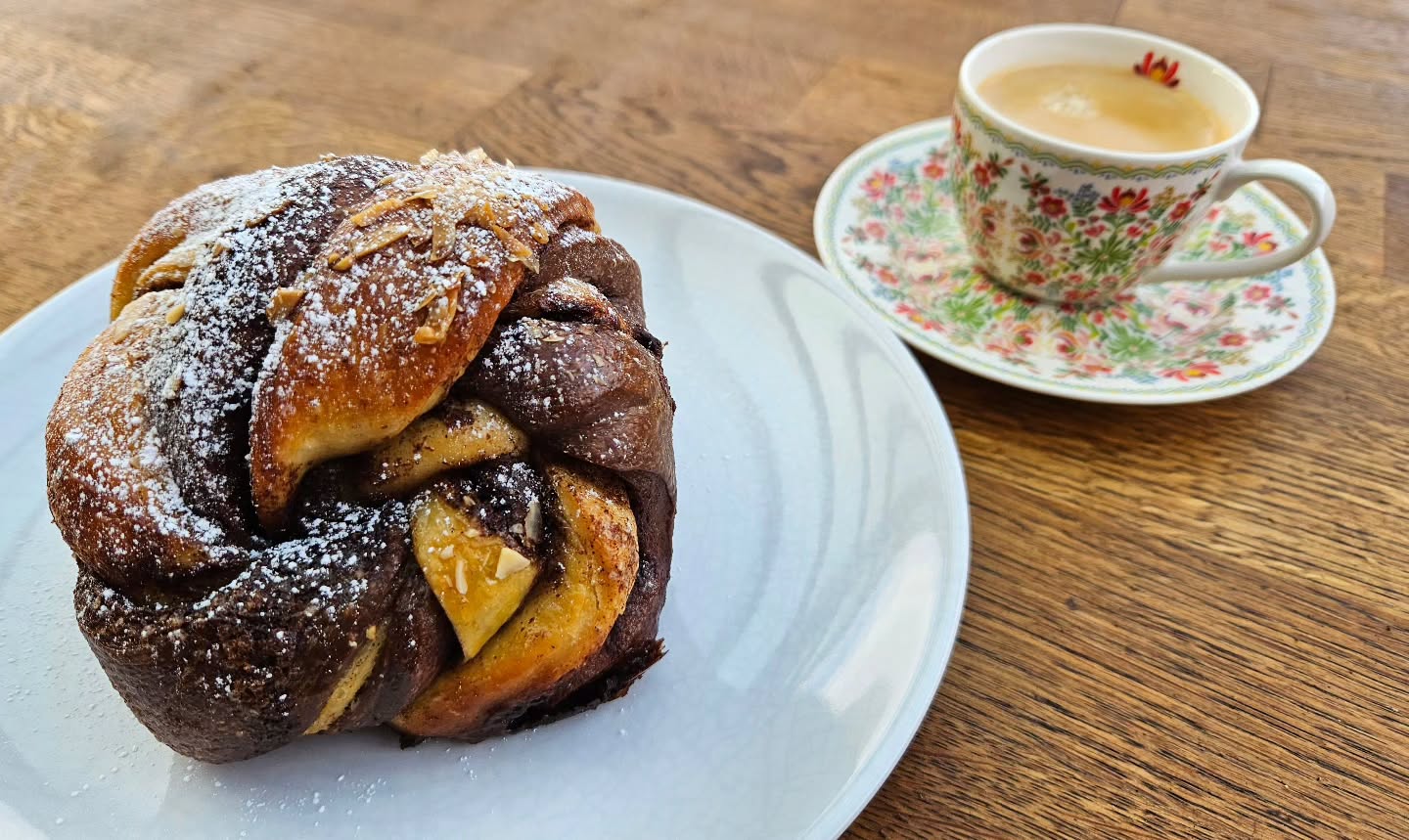 Friday officially starts now!
Presenting my Brioche Marbrée à la Cannelle: cocoa + classic brioche, cinnamon butter, twisted into a giant flavor bomb.
It’s soft, swirly, and absolutely mega.
#bakedbythevarga #briochemarbrée #briochelove #homebaker #bakingfromscratch #cocoabrioche #briochetwist #cinnamonbrioche #twistedbrioche #breadart #weekendbaking #foodiegram #instabakers #bakersofinstagram #homemadegoodness #bakingtherapy #sweettoothforever