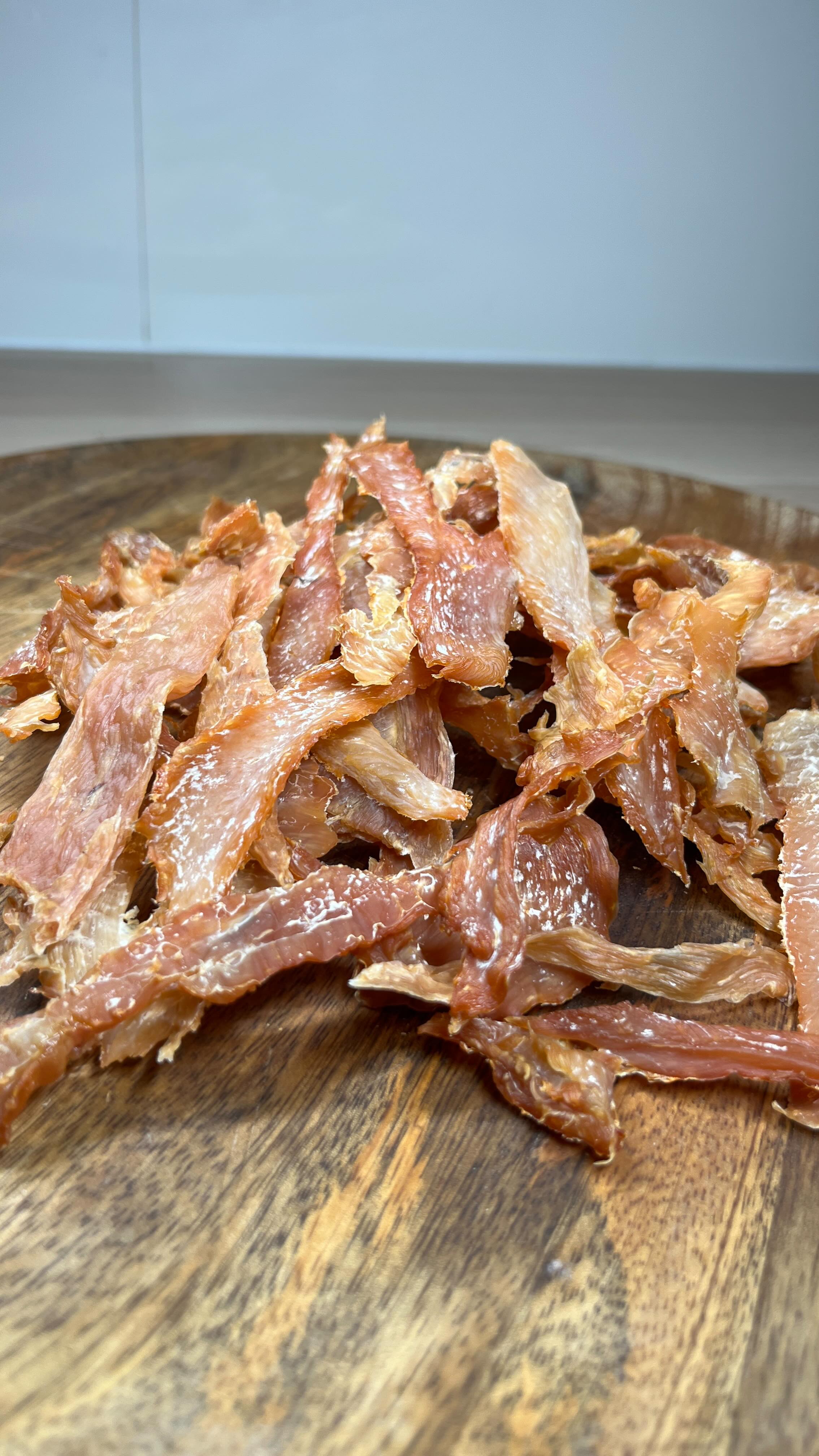 🥩 Viande séchée maison pour chiens & chats
100 % naturelle – sans sel ni épices
Ingrédients:
Viande maigre (poulet, bœuf, dinde…)
Préparation:
Couper en fines lamelles (4/5 mm d’épaisseur) , retirer le gras.
Cuisson
🔥 Four : 70-80 °C | 4h
⚡ Air Fryer : 70- 80 °C | 4h
➡️ Bien sec, jamais brûlé.
Friandise naturelle pour 🐶🐱💚
#petsitter #petsitterbruxelles #bruxelles #doglover #catlover #brussels # Bruxelles #etterbeek #uccle #ixelles #chien #chat #friandisenaturelle #faitmaison
#dogtreats #cattreats #petcare #petlovers
#healthyPets #snackchien #snackchat
#brusselslife #belgique #petbusiness