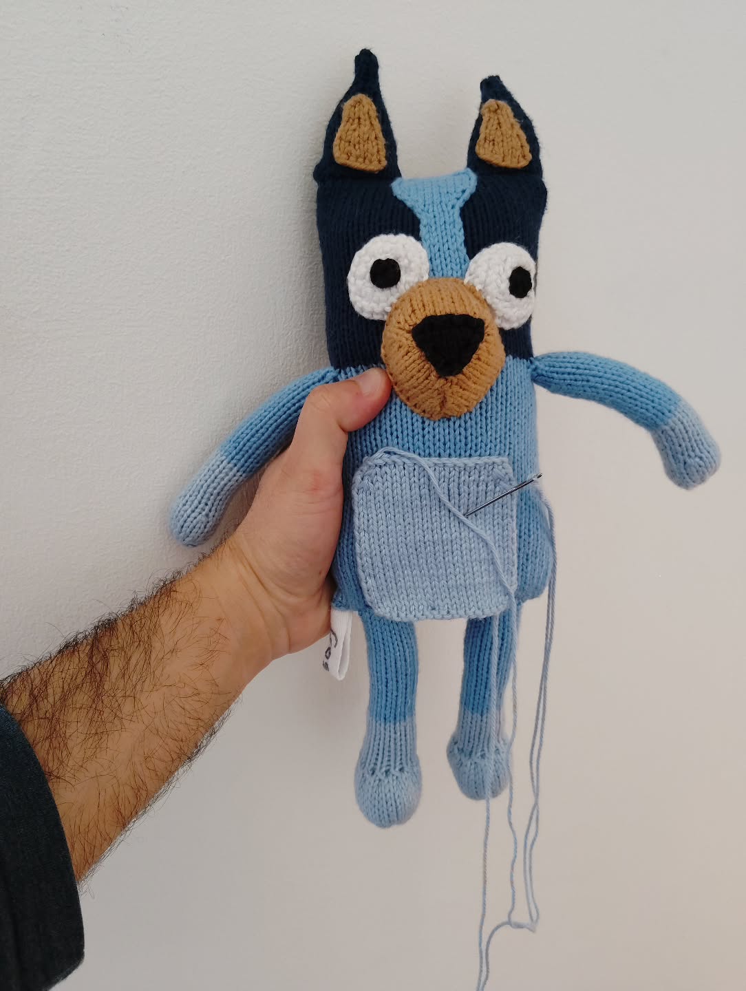 Vous aussi vous êtes en retard pour vos cadeaux de Noël ? Je tricote un doudou Bluey pour mon neveu adoré, je pars demain dans ma famille et il me reste encore des éléments à coudre 🥵
Et vous, vous tricotez quoi ? 🥰
Joli patron de @manystitches628 !