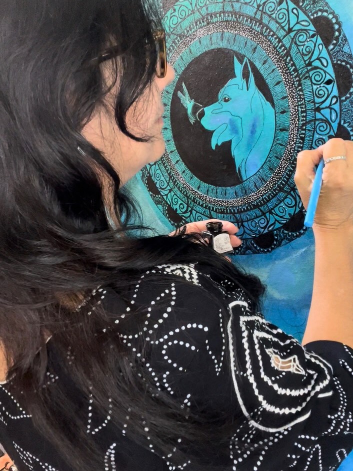 Los que nos han visitado en @caribbeancanineacademy para el entrenamiento de su Perrit@, para Day School u Hospedaje probablemente han visto y disfrutado esta pintura.
Quieren saber un secreto? @elylugo_arte no la hizo sola 😂 Nuestra nieta Kamila fue su asistente en ese momento y también le puso su chispa y alegría!!!
Este trabajo nació de un momento especial! Siempre he dicho que mi Mamá se comunica a través de los “hummingbirds”. En momentos de incertidumbre en los que le he pedido dirección no falla que se aparezca uno y vuele frente a mí dejándome saber que confíe en el proceso que todo está muy bien! Pues así ocurre! Hasta Ely tuvo esa experiencia en un momento crucial de su vida!
Pues @elylugo_arte y nuestra nieta combinaron mi amor por los Perrit@s y la bendición de mi Mamá para que siempre bendiga este espacio! Gracias Kamila, gracias Ely y gracias a todos los que confían en nosotros!
#entrenamientodeperros #dogtraining #caribbeancanineacademy #puertorico #carolinapr