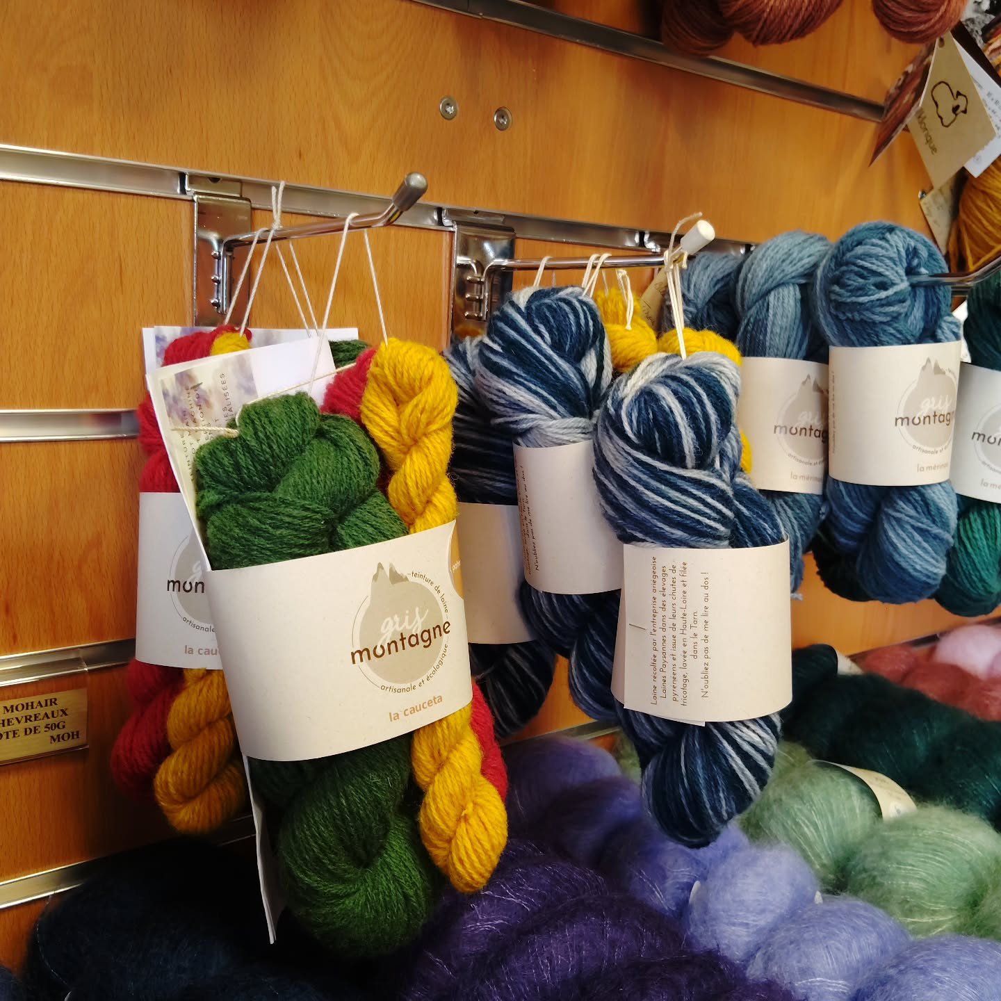 Il ne reste qu'un kit du coloris glacé dans la boutique en ligne, ça me fait si plaisir d'envoyer vos commandes 🥰
Vous pouvez commander jusqu'à jeudi, 8h, ensuite vous pourrez me trouver à @pyreneesfilsetlaines ❄️
--
gris montagne, c'est de la teinture écologique de laines locales ! Des fils 100% français, des troupeaux pyrénéens et des colorants labellisés GOTS, vous trouverez sûrement votre bonheur dans la boutique.
#teinture #teintureartisanale #laine #laineécologique #lainelocale #tricot #crochet #artisanat #pyrenées #ariège #madeinariège #dye #wooldyeing #indiedyer #frenchwool