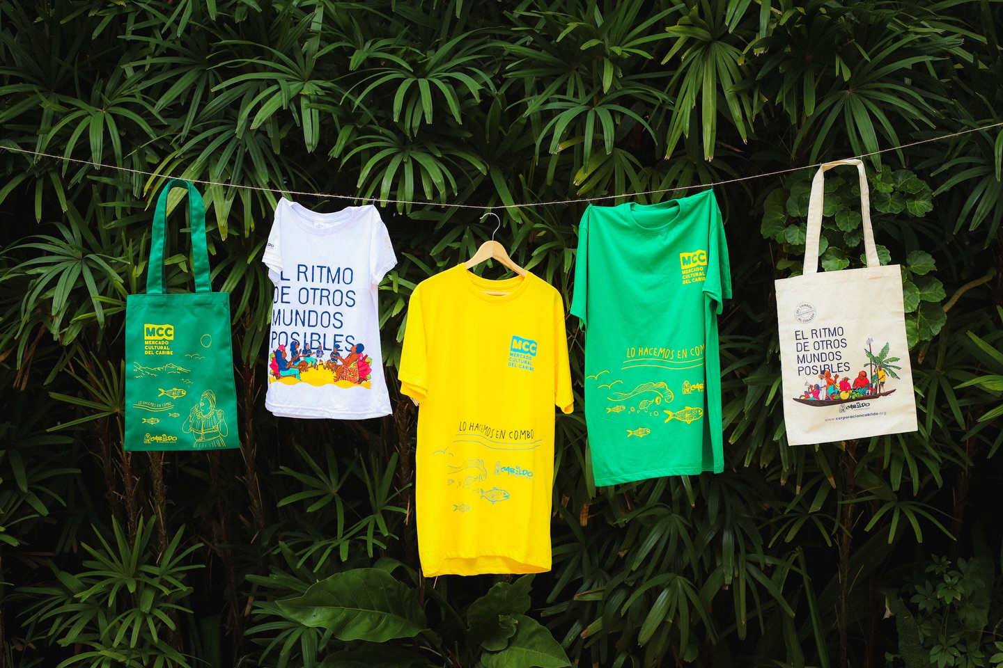 Este año, desde la Corporación Cultural Cabildo, le metimos el alma pa’ que el Mercado Cultural del Caribe sea bien sostenible 🌿✨. Estamos haciendo acciones pa’ cuidar el planeta, pa’ cuidarnos entre todos y pa’ que el proceso quede fino, como nos gusta en el Caribe 💛🔥.
Durante estos tres días te hemos tenido cerquita nuestra línea de merch 🛍️, pa’ seguir recogiendo fondos y que los procesos de la Corporación sigan sonando fuerte, como tambó en fiesta 🎶🥁.
¿Te montas en esta vuelta?
Búscanos en el punto de venta en cada una de las actividades del mercado 🙌.
¡Y cerramos sabroso en el Palacio de la Proclamación! 🎉🏛️
Camisetas (suéter): 50K 👕
Totebag (bolso de tela): 35K 👜
¡Te esperamos!