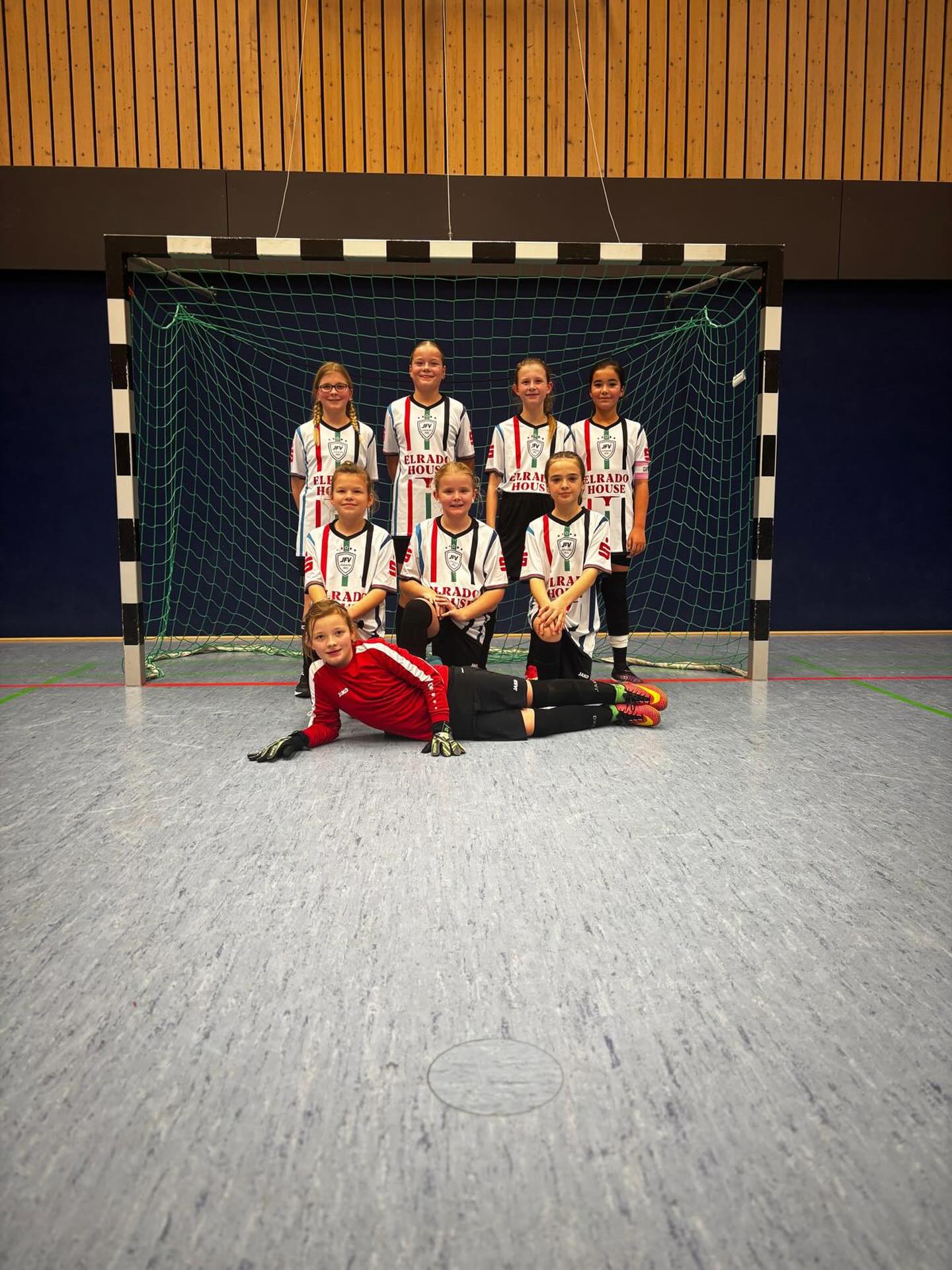 🏆 Starker Auftakt für unsere D-Juniorinnen! 💙⚽️
Die D-Juniorinnen des JFV haben heute ihren ersten Spieltag der Hallenkreismeisterschaft gespielt – und was für ein Start! 🔥
Mit der großartigen Unterstützung von drei E-Juniorinnen (Jg. 2016!) haben sie sich einen mega 2. Platz geschnappt! 🙌
Diese drei „Kleinen“ haben heute gezeigt, dass Alter wirklich nur eine Zahl ist – sie haben gegen teilweise bis zu 3 Jahre ältere Gegnerinnen absolut stark dagegengehalten. 💪💙
Im Januar geht’s weiter – und das Trainerteam ist jetzt schon mächtig stolz auf alle Mädels!
#JFV #Juniorinnenpower #Hallenkreismeisterschaft #Mädchenfußball #TeamSpirit #Stolz