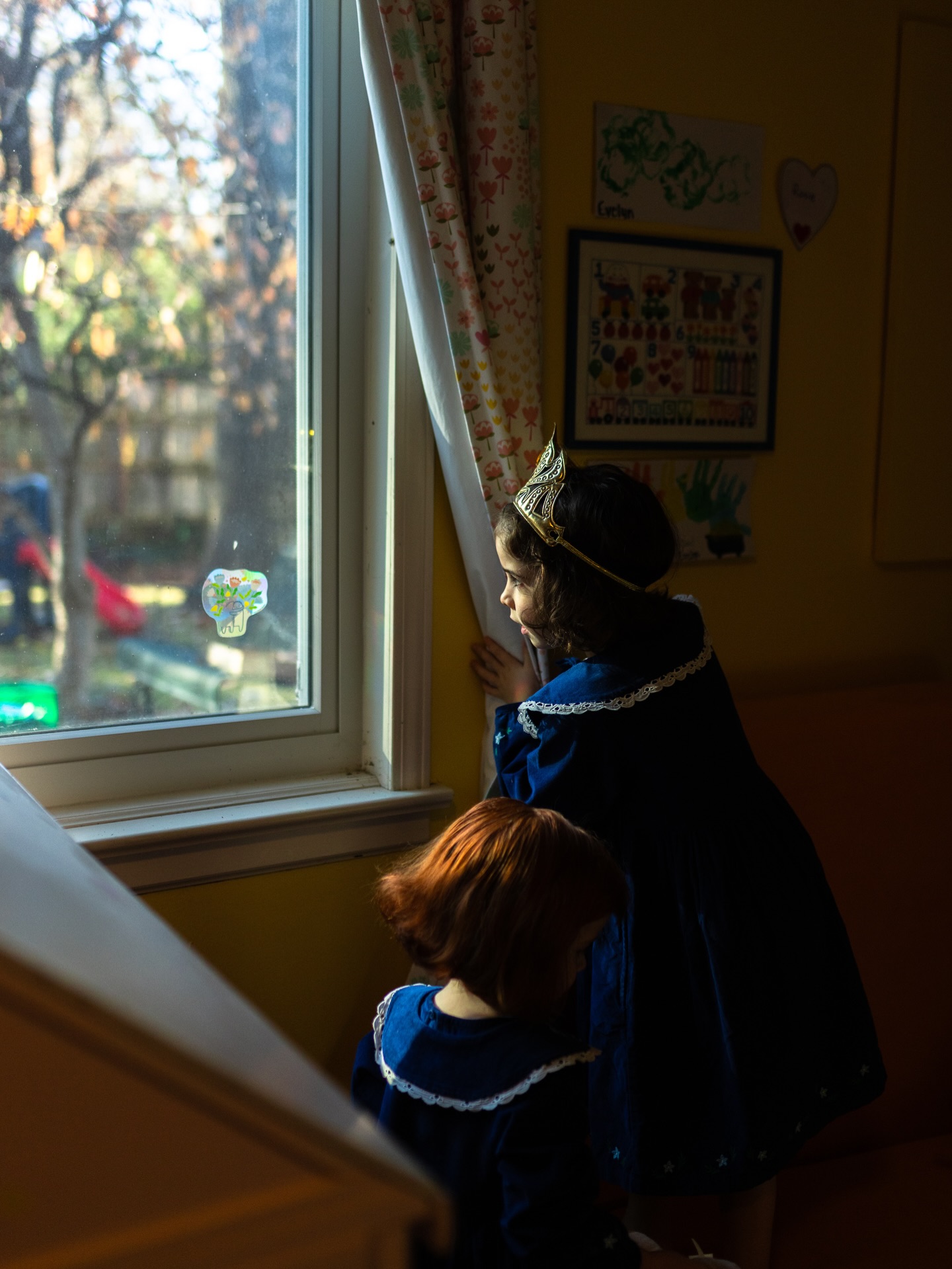 (Part 1 of 2) Walking up to the Mudds’ house, there were squirrels foraging for food in the fallen leaves and a @monarch_watch Monarch away station sign by the walkway, and I knew right away that these photos were going to look as cozy as being in their home felt.
As I walked in the door, Rosie and Evie wasted no time proudly showing me all their favorite toys and introducing me to their watchful black cats, Albert & Simon.
In the sunshine-yellow play room there were tiaras and jewelry boxes, a dollhouse passed down through generations, shelves of puzzles and games, and a sense that Maggie and Alex happily embrace this phase of raising littles, knowing that it’s fleeting and finite.
In Maggie’s words, “Right now our lives are so entwined, and we are all so close. The kids are their own people and will one day have their own lives, so for now I want to capture how it was when we were in our own world.”
#lawrenceksphotographer #kcfamilyphotographer #inhomesession