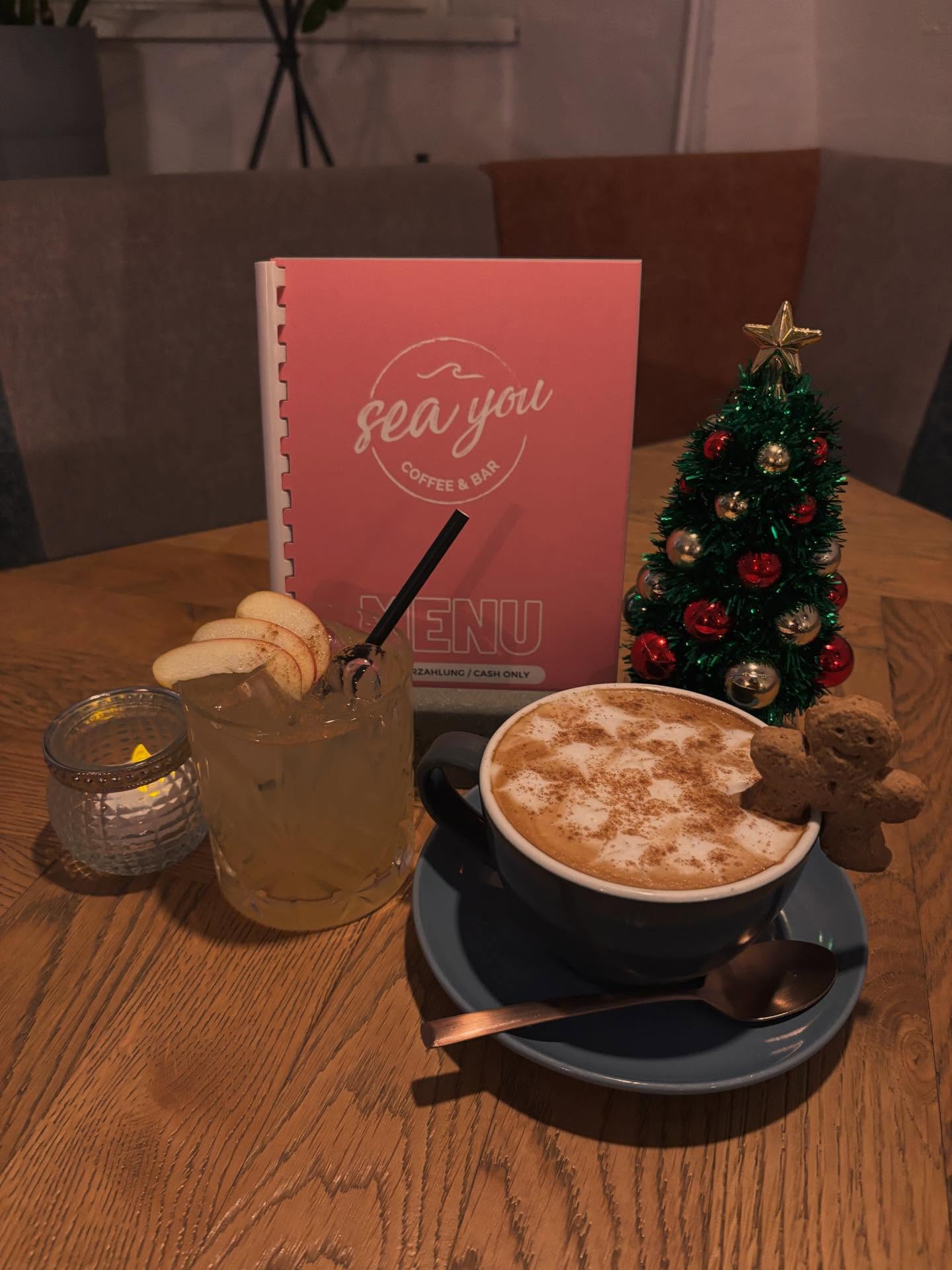 Proudly presenting:
❄️ Sea You Winter Specials ❄️
Wir läuten das erste Adventwochenende mit Gingerbread Lattes und Apfelstrudel-Cocktails ein 🙌🏻
Ab morgen, Samstag, 28.11.2025, in deinem Tullner Lieblingslokal ♥️
Außerdem! Stay tuned für eine geniale Weihnachtsaktion ab 7.12., bei der ihr die Chance haben werdet echte Weihnachtsfreude zu teilen, einen Unterschied in unserer Region zu machen und nebenbei auch noch selbst genießen könnt… 😋
Bis bald, wir freuen uns auf euch!
#seayouintulln #winterspecials #christmas #seayousoon #bethechange #gingerbreadlatte #apfelstrudel #homeawayfromhome