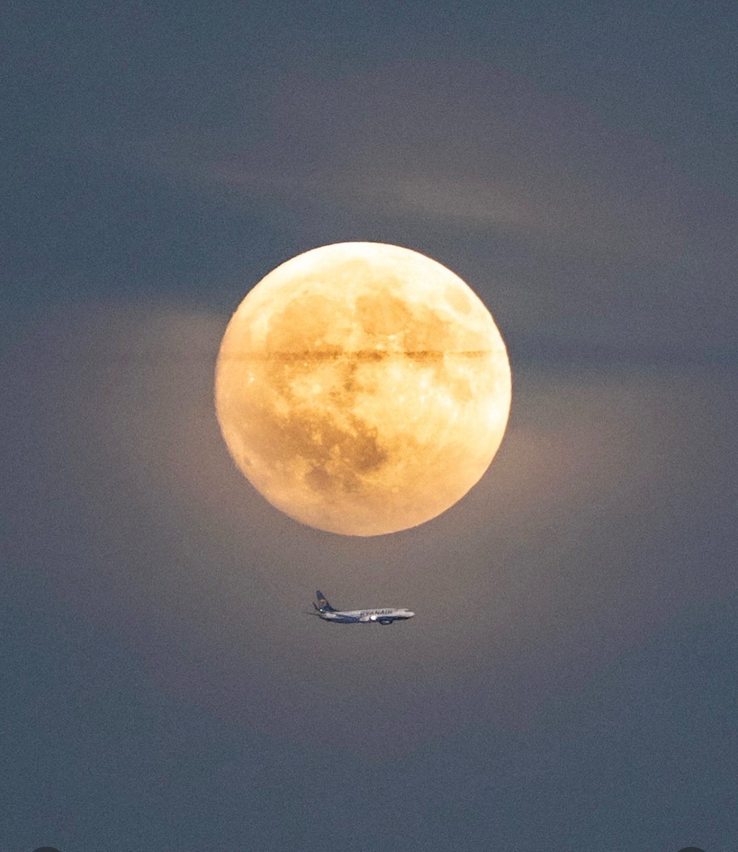 The moon explains nothing.
It teaches us.
Silently.
Deeply.
We have forgotten how to listen to what does not speak in words.
The ancient peoples knew it well: the Earth cannot be owned — it can only be visited, cherished, encountered.
For the Native nations, as for so many other keepers of time, the moon was not a piece of our sky but a teacher.
It reminds us of a simple truth: that all life moves in cycles, and that intuition is a refined form of intelligence.
La lune n’explique rien.
Elle nous apprend.
Silencieusement.
Profondément.
Nous avons désappris à écouter ce qui ne parle pas avec des mots. Les peuples anciens le savaient : la Terre ne se possède pas, elle se fréquente.
Chez les nations amérindiennes comme chez tant d’autres gardiens du temps, la lune n’était pas un décor du ciel mais une enseignante.
Elle rappelle une voix simple : que tout vit par cycles et que l’intuition est une intelligence avancée.
#lune #intuition #sagesse #mindfulness #conscience #etreaumonde #moon