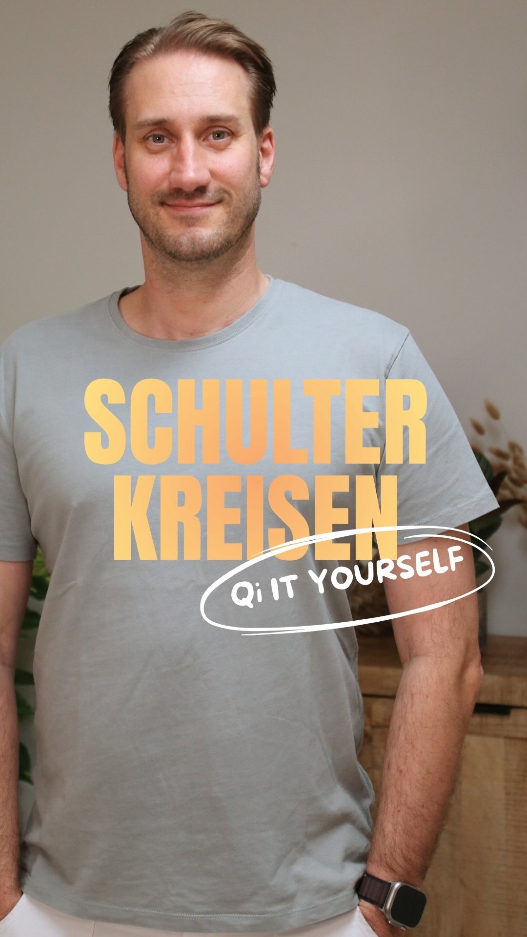 Schulterkreisen- klein, simpel, wirkungsvoll 👌🏻
Speichere dir das Reel gleich ab, damit du es dir täglich in Erinnerung rufen kannst!
Nur 2× täglich für 2 Minuten – und dein Körper dankt es dir! 💪🏼
✅ Lockert Nacken- & Schultermuskulatur
✅ Fördert die Durchblutung & Beweglichkeit
✅ Schmiert die Gelenke & beugt Steifheit vor
✅ Löst Verspannungen und Stress
✅ Unterstützt eine aufrechte Haltung
✅ Lindert Kopf- & Nackenschmerzen
💡 Eine so einfache Übung- und doch ein kraftvolles Werkzeug, um Beschwerden vorzubeugen und Leichtigkeit in den Alltag zu bringen.
👉 Probiere es gleich aus: 2x täglich für zwei Minuten. Dein Körper wird es lieben.
👐 Als Shiatsu Therapeut begleite ich Menschen dabei, einfache Wege zur Gesundheit, Beweglichkeit & Balance zu finden.
#shiatsu #shiatsumichl #qimnastic #tcm #himberg #health #gesundheit #gesundheit #routine #schulter #shoulder #bewegung #mobility #rundrücken #nackenschmerzen #schulterschmerzen #bws