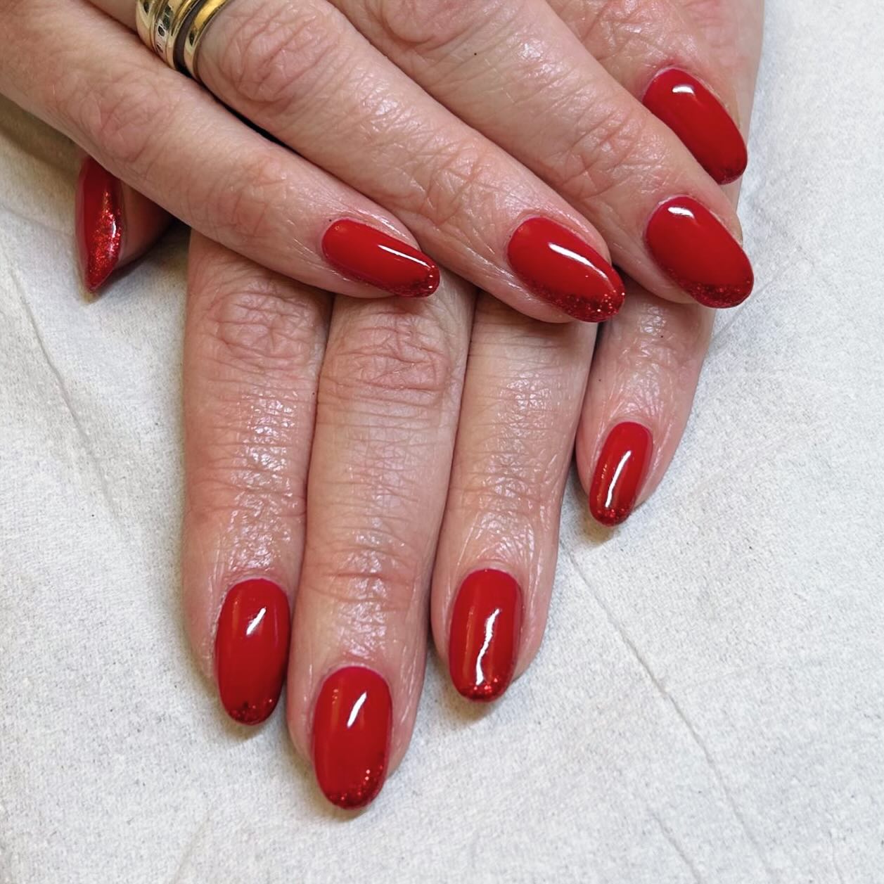 Festive nails ready for Christmas magic. 🎄✨
Calgel colour / British red with candy cane glitter ✨