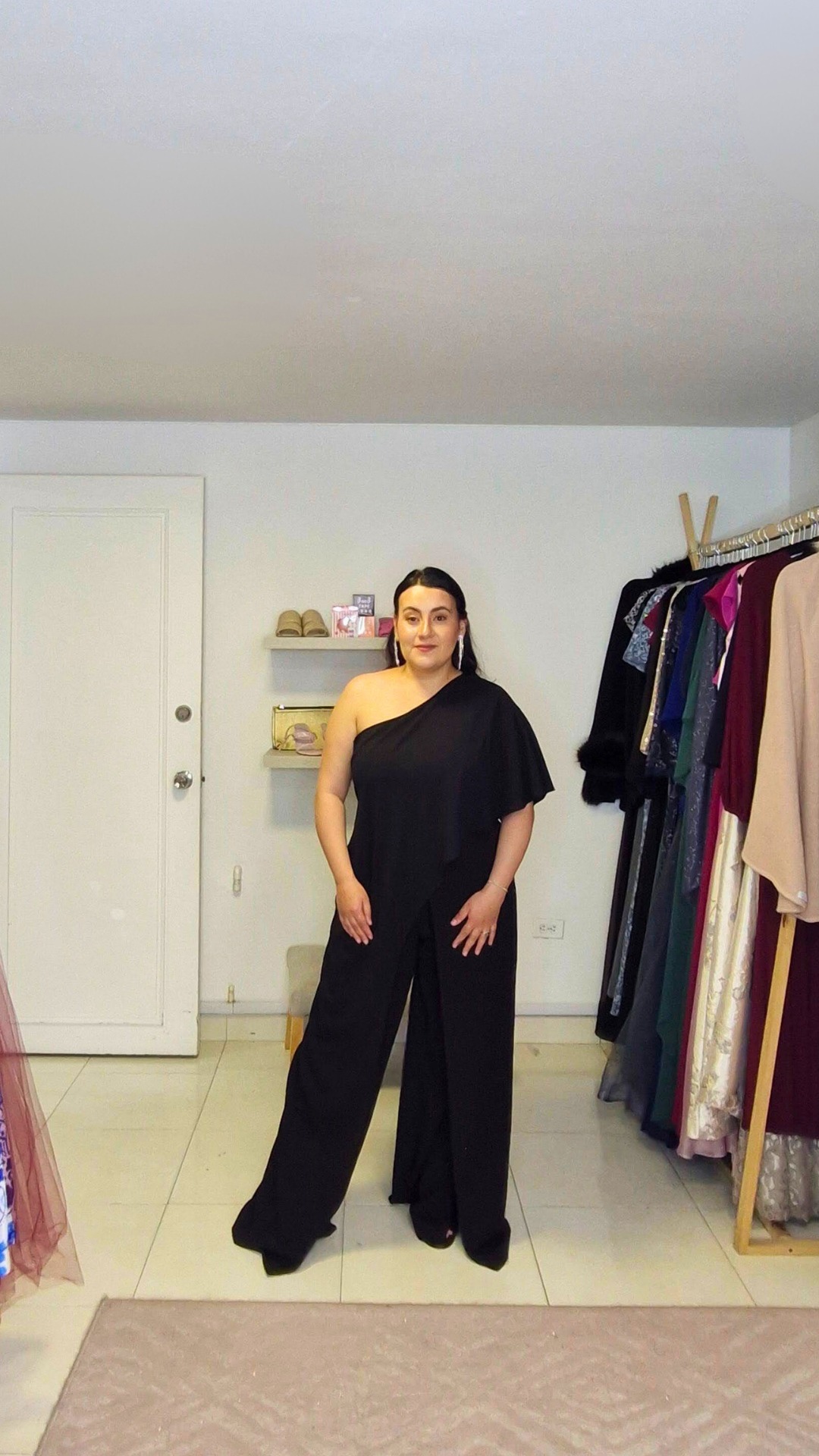 Hay mujeres que no solo se ponen un vestido…
cambian la energía del lugar al entrar.
Y eso no tiene que ver con talla, edad o estilo.
Tiene que ver con presencia:
ese brillo tranquilo que aparece cuando encuentras el vestido que te hace sentir tú, pero más segura, más firme, más tú misma.
Si estás buscando “algo para ponerte”, puedes venir cuando quieras.
Pero si estás buscando presencia,
Hilos está lista para recibirte.
📍 Escribe “Quiero presencia” y te ayudo a elegir tu vestido.