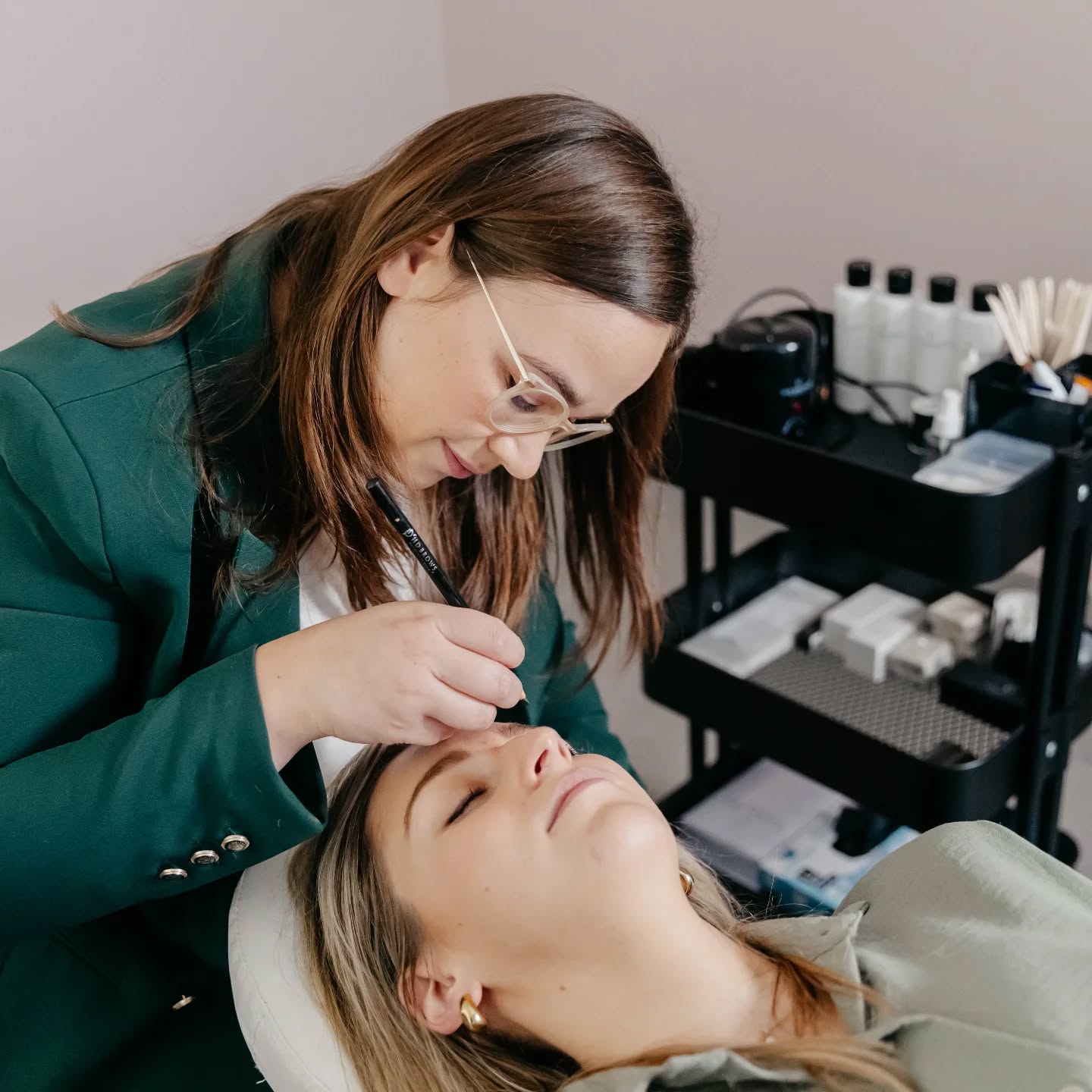 Als bruids make-up artist vind ik het heerlijk om naast make-up en hairstyling ook jouw wenkbrauwen en wimpers onder handen te nemen — omdat die ultieme finishing touch echt het verschil maakt.
Bij mij kan je terecht voor:
🤍 Brow shaping
🤍 Brow tinting
🤍 Brow lifting
🤍 Lash lifting
#wenkbrauwstyling #wimperstylist #mua #muah #bruidsmakeupartist