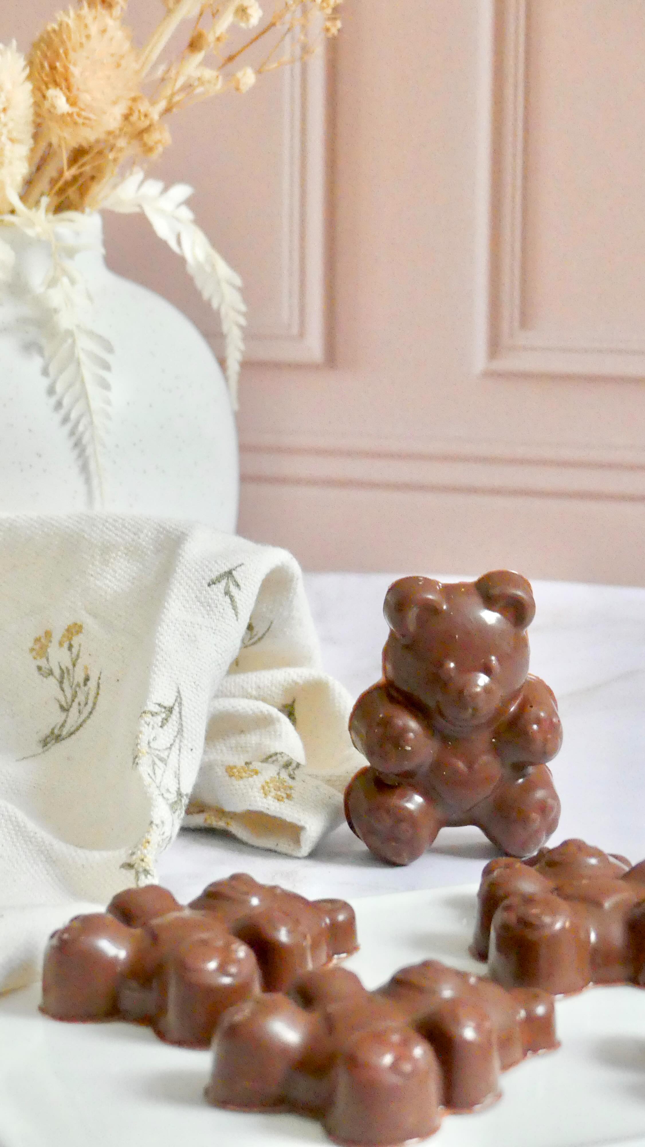 🐻 Un petit ourson tout tendre, une coque en chocolat @valrhona qui craque juste comme il faut… et la magie commence ✨
J’adore capturer ce moment précis où le croquant rencontre le fondant, où la guimauve se dévoile doucement, presque timide.
C’est un détail, un geste simple, mais il raconte tout : la douceur, la nostalgie, l’enfance, les petits plaisirs qu’on aime savourer lentement ou rapidement pour les plus gourmands 🫣
~
#oursonguimauve #pastry #gourmandise #douceur #pâtisserie #chocolat #noël