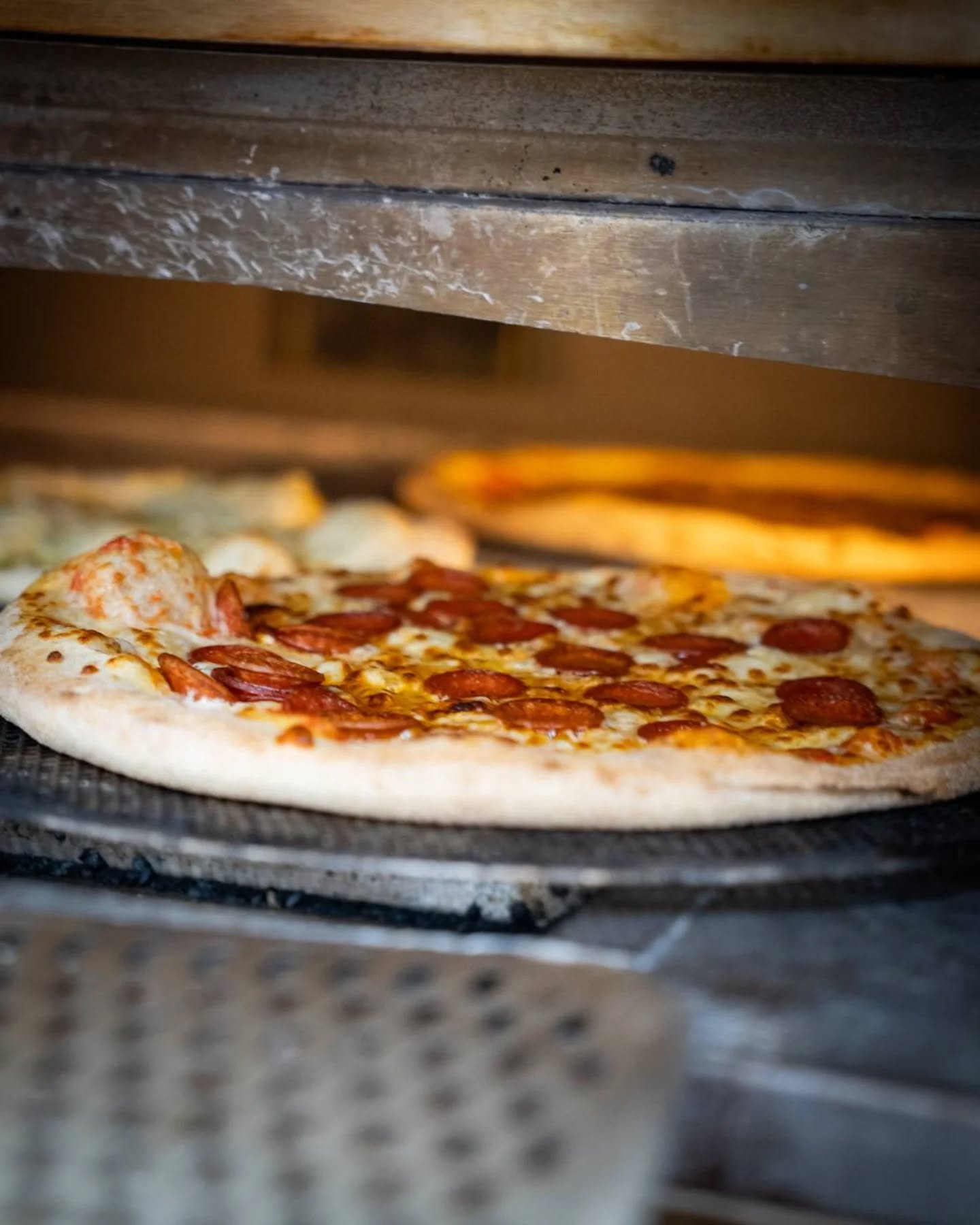 Fresh out of the oven and ready to be enjoyed 🍕
#caponesgalway #galway #restaurantgalway