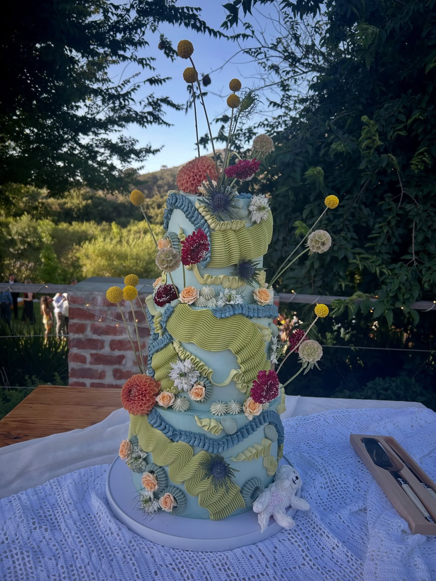 Why be ordinary when you can be extraordinary ✨
Loved this DIY couple Shannon and James. Heart and soul were endlessly poured into their special day.
My favourite- if you can’t bring your dog with you from England then he must be at your wedding in other cute ways ♥️♥️♥️
How adorable is this cake???
#oliverock
#weddingcake
#petfriendly
#extraordinaryweddings
#destinationwedding
@olive_rock_venue
@crumbcakessa
@isleoflight_visualpoetry
@saweddings
@pinkbooksa_
@tulbagh
