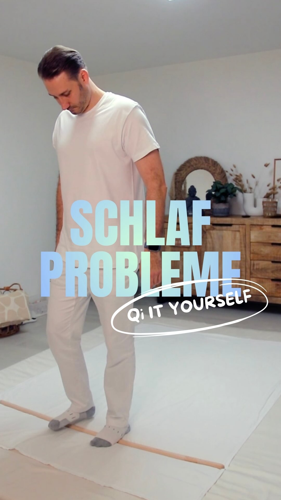 Auf dem Stock gehen - für freien Kopf & besseren Schlaf 👣
Wenn der Kopf abends nicht stillsteht, hilft es, auf dem Stock zu gehen.
Mit jedem Schritt fließt die Energie vom Kopf nach unten – du kommst raus aus dem Denken und zurück in den Körper. ☺️
Das sanfte Abrollen aktiviert die gesamte Beinmuskulatur, fördert die Durchblutung und lockert die Plantarfaszie - das Bindegewebe unter dem Fuß, das oft für Spannungen oder Schmerzen verantwortlich ist. Durch die Bewegung wird sie geschmeidiger, die Füße werden lebendiger, und der ganze Körper fühlt sich leichter an. ☀️
Die Effekte:
• Energiefluss vom Kopf in den Körper
• Mehr Durchblutung & Wärme
• Aktivierte Beinmuskulatur
• Gelockerte Plantarfaszie
• Linderung von Schmerzen & Verspannungen
• Tiefer, erholsamer Schlaf
Ein paar bewusste Schritte reichen, um den Kopf frei und den Körper wach zu machen. 💪🏼
#shiatsu #shiatsumichl #tcm #stockgehen #health #plantarfaszie #schlaf #schlafstörungen #gesundheit #massage #meridiane #massage #gesundheit #akupunktur #insta #tieferschlaf #fersensporn #himberg