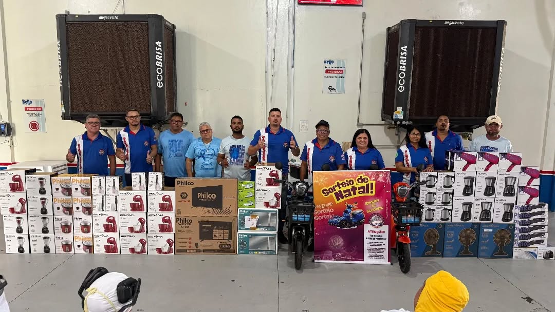 🎄 É NATAL, É CONQUISTA, É SINDMASSA MS NA FRANGO BELLO! 🎁✊
O dia foi de parar Itaquiraí!
A diretoria do SINDMASSA MS marcou presença firme no frigorífico Bello Alimentos (Frango Bello) para um dia histórico nos dois turnos. Não trouxemos apenas prêmios, trouxemos garantias para o futuro!
✅ ASSEMBLEIA DECISIVA:
Com o auditório lotado e a participação em massa dos trabalhadores, realizamos a assembleia que aprovou o nosso Acordo Salarial Coletivo que passará a vigorar em 2026. Essa é a prova de uma diretoria atuante, que se antecipa e garante direitos, reajustes e segurança para a família de cada trabalhador muito antes do ano virar.
🏍️ SHOW DE PRÊMIOS:
E para celebrar essa união, realizamos o nosso tradicional Sorteio de Natal! As fotos não mentem: foi um show de alegria com sorteio de scooters elétricas, TVs smart, eletrodomésticos e muito mais. Ver o sorriso no rosto de quem constrói a riqueza dessa empresa é o nosso maior prêmio.
🤝 UNIÃO E FORÇA (CUT MS):
Como sempre reforça a nossa parceira CUT MS, a luta sindical se faz assim: com diálogo, firmeza na negociação e valorização da classe trabalhadora.
O SINDMASSA MS segue alinhado às diretrizes de luta, mostrando que em Itaquiraí o trabalhador tem voz e tem vez!
A Bello Alimentos é uma gigante que exporta para o mundo, e quem faz essa engrenagem girar merece todo o reconhecimento.
📢 Juntos somos mais fortes!
#SINDMASSAMS #ItaquiraiMS #FrangoBello #BelloAlimentos #DireitosTrabalhistas AcordoColetivo2026 SorteioDeNatal CUTMS LutaSindical Trabalhadores MatoGrossoDoSul