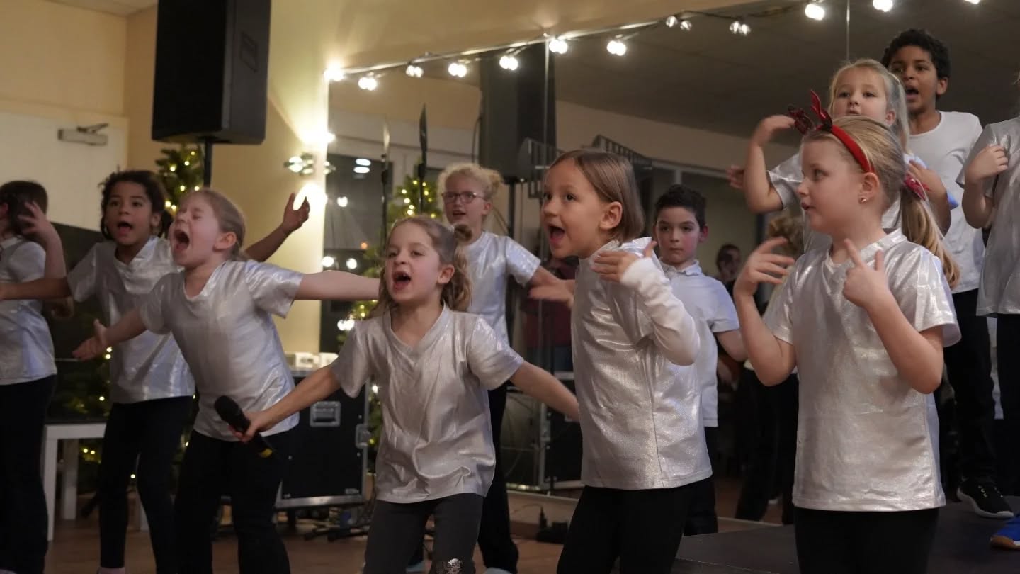 Fireflies Christmas! 💫
Wir sind so stolz auf unsere jüngsten Talente, die gestern in nur 3 Monaten ein super Weihnachtskonzert auf die Bühne gebracht haben. Ihr habt das gerockt!