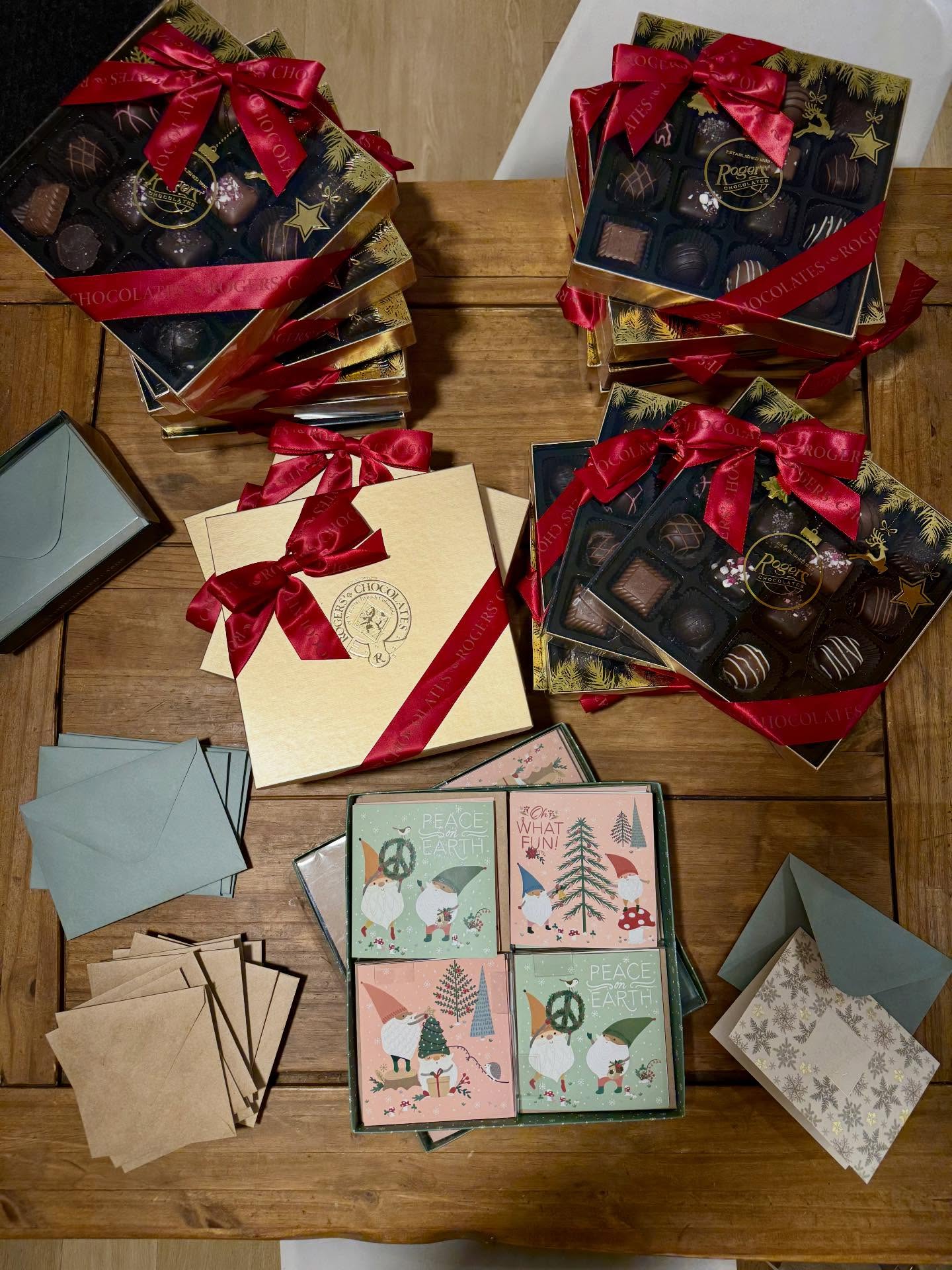 Every December, I find myself reflecting on the year, and I always land on the same feeling: so much gratitude.✨ Handwriting cards one by one and delivering gifts to my past clients reminds me how special it is to be welcomed into people’s lives, to form real relationships, and to share in their big moments.
To everyone I’ve been lucky enough to work with, thank you so much for your trust, your support, and the connections that make this work so meaningful and rewarding. ❤️🎄🎁 😊 #HappyHolidays #Grateful #lovemyjob