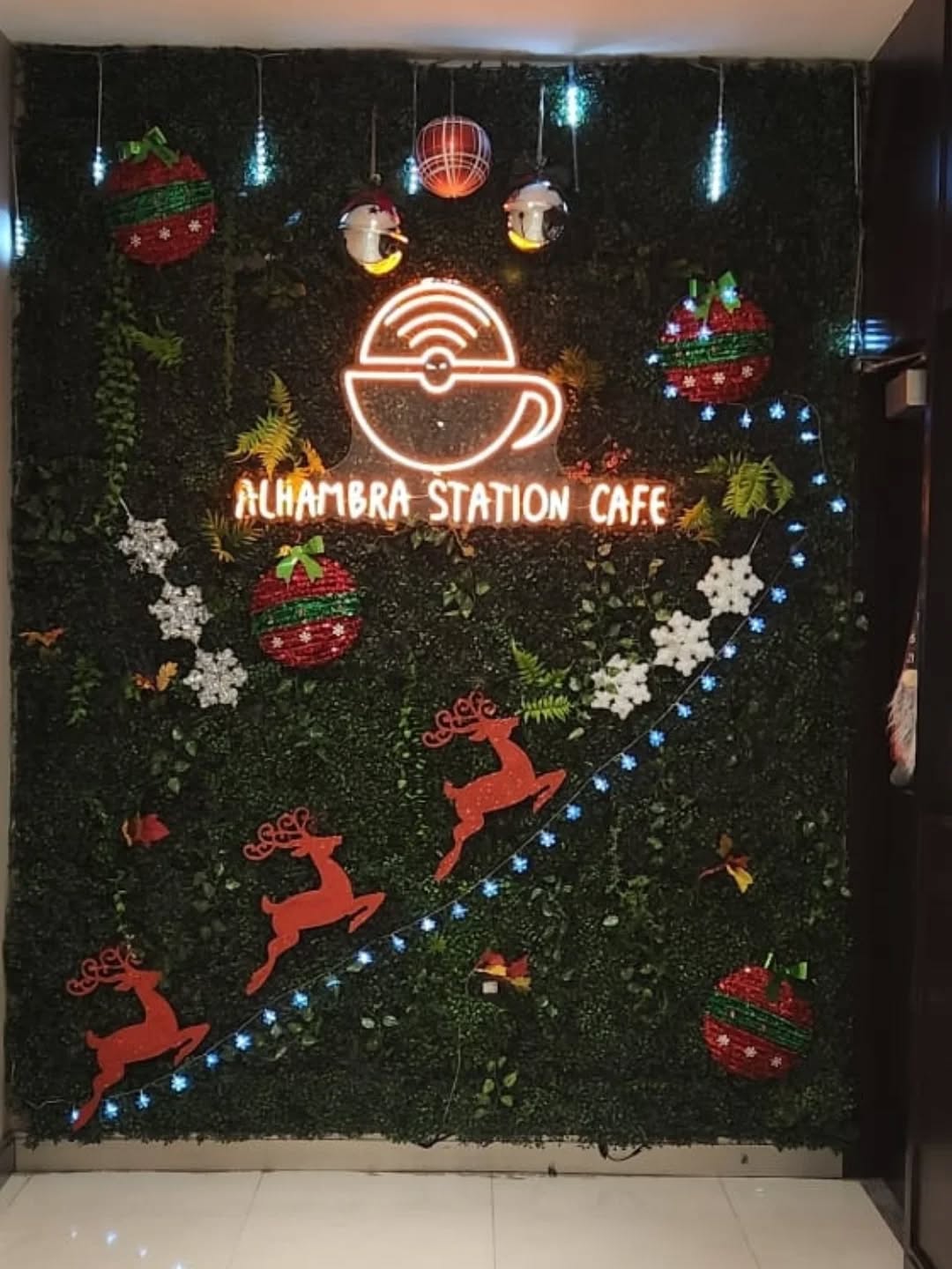 🎅🏻Christmas in the Cafeteria✨️
Our cafeteria is already filled with lights, sweet aromas, and that warmth that only December can bring.
☕ Christmas desserts
🍪 Seasonal flavors
💚 Moments to share
#christmasvibes #modonavidad #decembermagic #coffee #miamichristmas