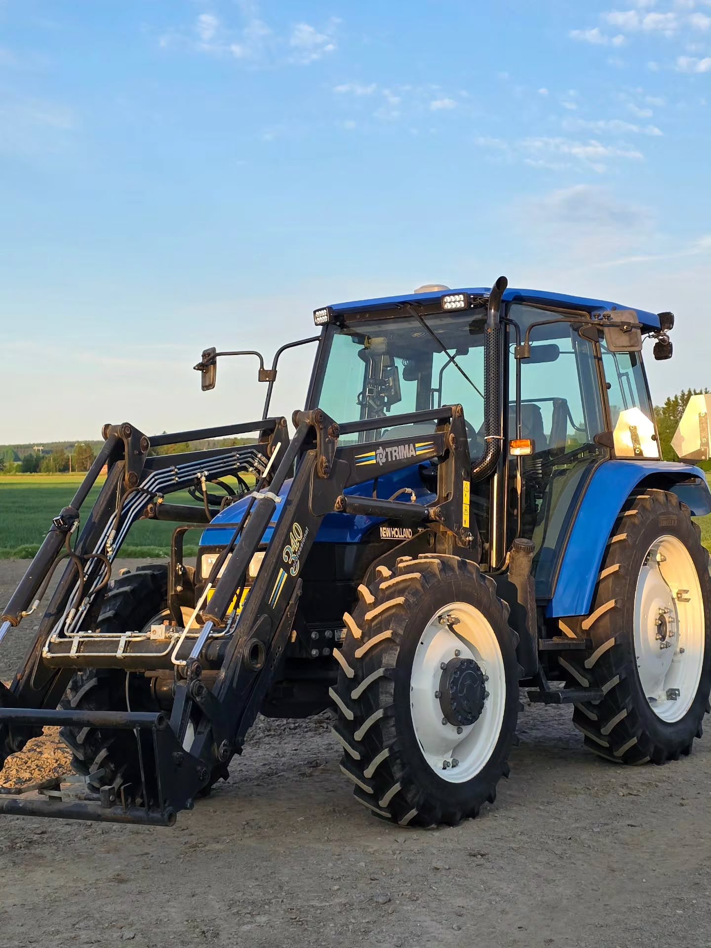 Asiakkaamme New Hollandiin asennettiin eSteer 20 MAX. 🤩 Koneella tehdään ruiskutusurakointia ja automaattiohjauksen avulla saadaan työhön kaivattua tarkkuutta. Virtuaalinen lohkojen opastus, auttaa lohkojen sulkemisessa ja päällekkäisyydet saadaan hallittua entistä paremmin. Koneeseen asennettiin myös asennussarja kameralle etukuormaimeen helpottamaan työskentelyä! 💪
#efixag #agronav #automaattiohjaus #täsmäviljely #newholland