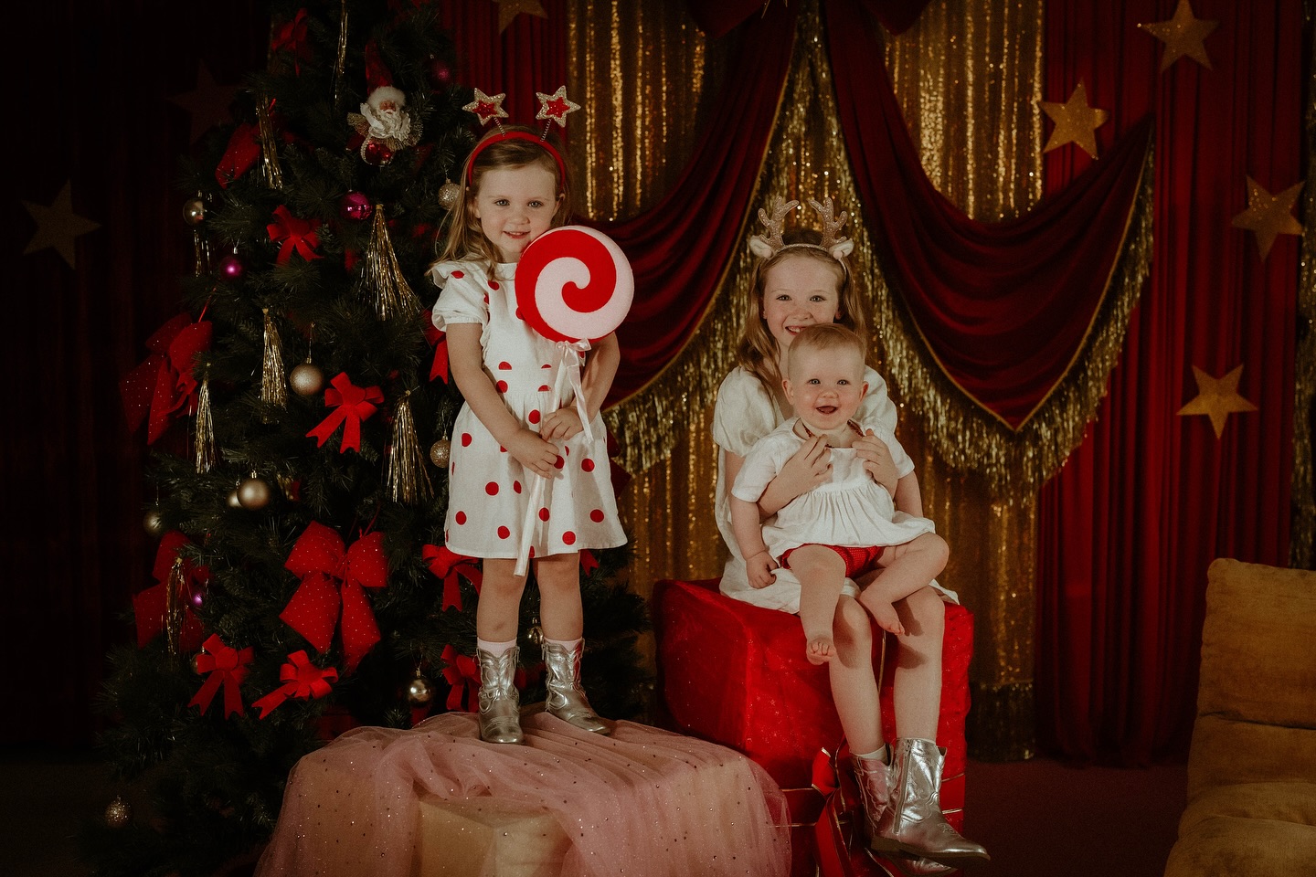 Umm what the heckin cute!?! Sooooo in love with our Chrissy photos this year from @banabae_au @emmawandphotography 🥰