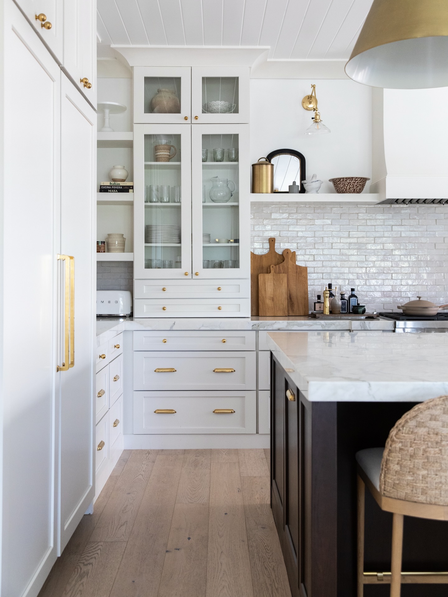 Four years later… it was time for a refresh! We painted the floating shelves, crown, and vent hood the same color as the cabinetry. We also stained the island a deep, rich brown. Swipe to check out the before 🤍
Photos @kaylabowenphotography