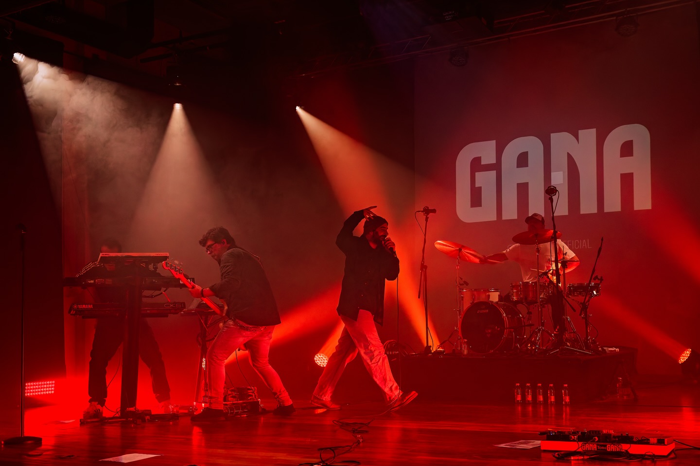 Margem Sul, Stand UP!!!
Rapaziada da Margem certa, GANA vai com com tudo para este regresso a casa ao @bar_cine_teatro_gcc !!
Depois de lá em 2022 termos sido felizes no @festivaldecorroios_oficial , regressamos com um álbum novo na bagagem (literalmente, em CD e Vinil), mas há mais!
Connosco vem uma lenda do hip-hop tuga, do pentágono @dealema96 , o nosso brother @mazedlm , e a talentosa @vanessadiasmusic .
Tudo isto, antes de partilhar palco com o nosso parça @tnt_musik , que vem apresentar o seu fresquíssimo Sprints. Este nome incontornável do hip-hop e da escola de Almada traz um granda álbum de real RAP e uma banda nas costas para aumentar festa.
2 álbuns!
2 bandas!
As portas abrem às 21h30, os bilhetes custam 8 paus e só vão estar disponíveis na porta.
É Domingo gordão, meus putos e sistahs!
Vem connosco !! 🇬🇭