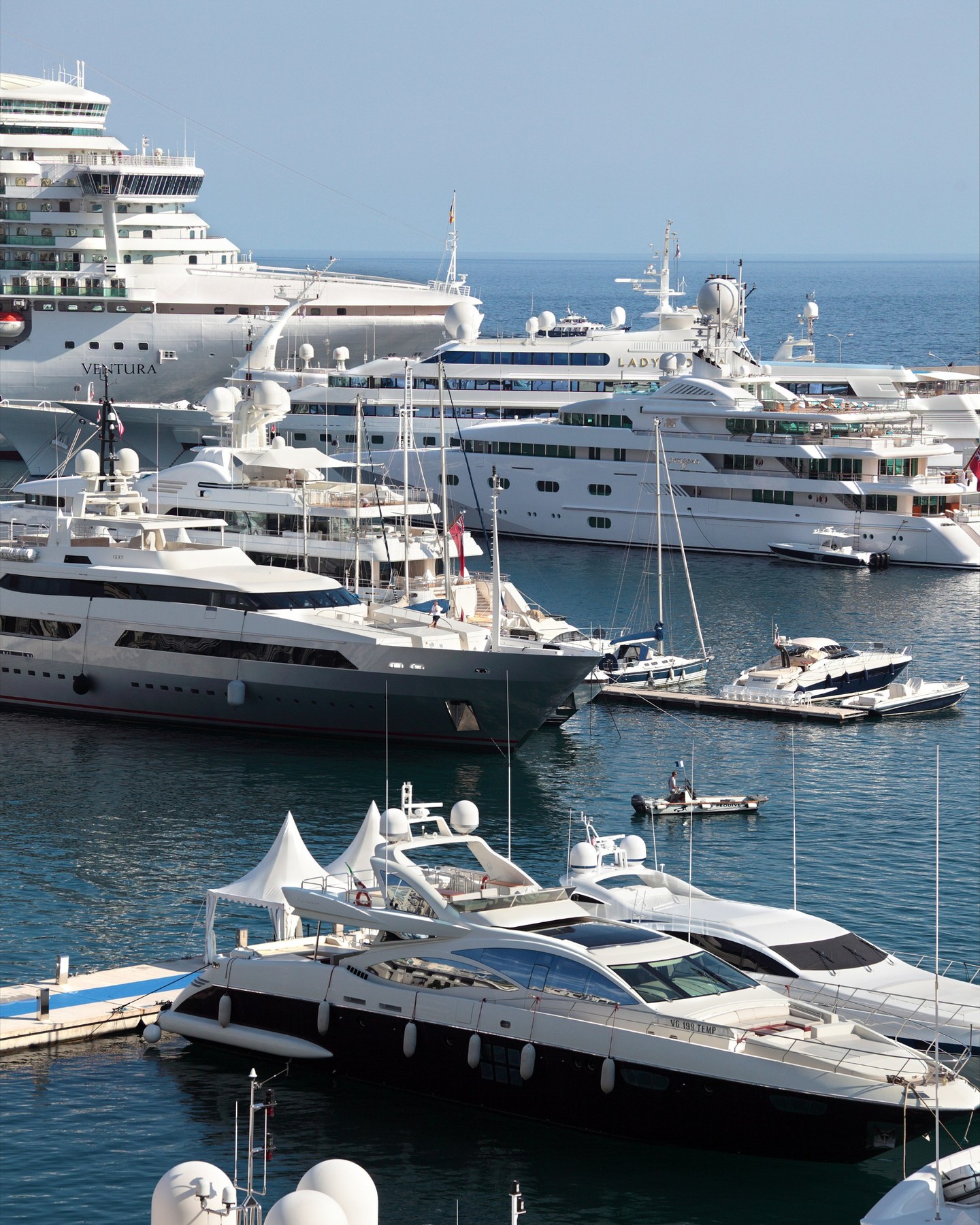 Here are the shipyards leading the superyacht world according to the Top Builders in the Global Order Book 2025
Azimut|Benetti - 164 yachts / 5,905 m
Sanlorenzo - 125 yachts / 4,448 m
Feadship - leading among full-custom giants
TISG - 22 yachts / 1,356 m (big growth!)
Lürssen - 12 yachts / 1,254 m
The industry continues to scale up: bigger builds, strong demand, and Italy leading the global ranking once again.