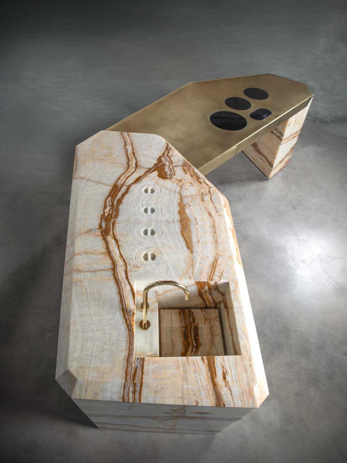 Leylah is much more than a designer kitchen.
Is a refined dialogue, a contemporary work of Art that holds the space organically and elevates living experience to new heights of refined functionality.
The Leylah island in translucent onyx unveils itself like a treasure chest of surprises—a jewel-like object that astonishes with every use
Fully customizable according to the project
Inquiries info@midnightblue.es