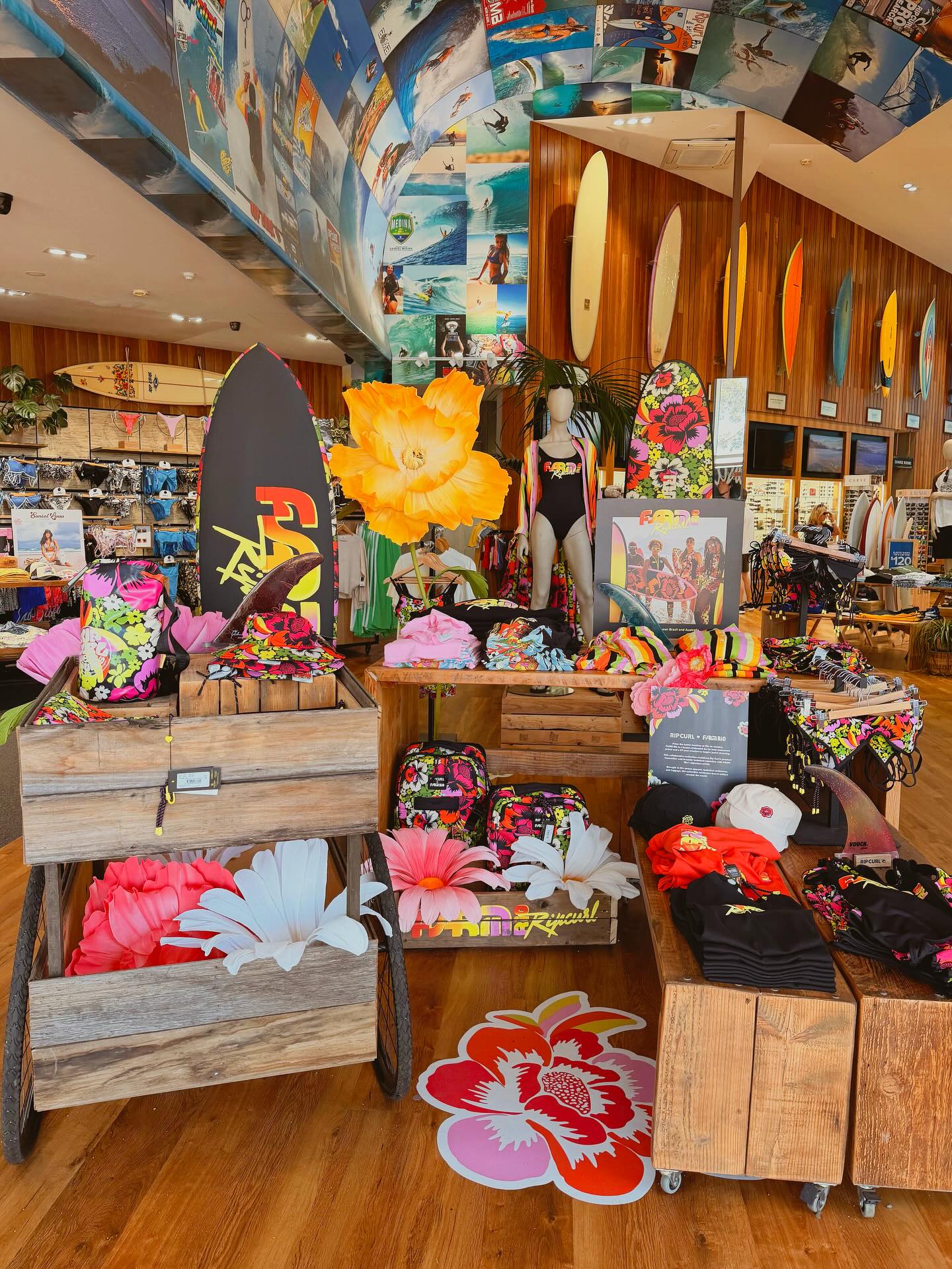 Floritas for @ripcurl x @farmrio 🌺
A few snaps from one of the beautiful in-store displays featuring our giant and small flowers.
Thank you so much to @signific.com.au for having us as part of this project — always a pleasure to work together 🤍
#Floritastudio #giantflowers #paperflowers #flowerinstallation #eventstyling #visualmerchandising #instoredisplay #retaildisplay #melbourneevents