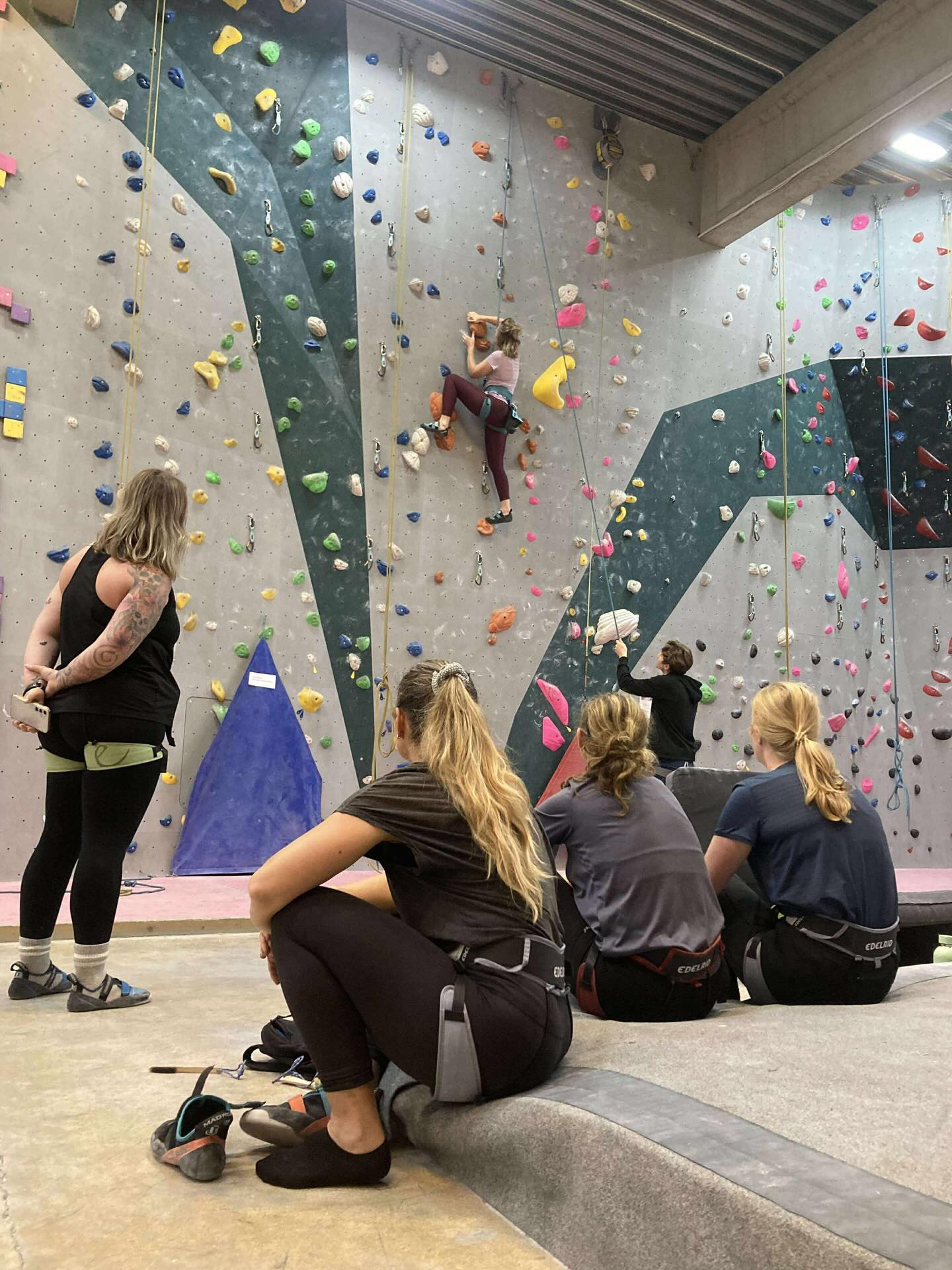 Att ha roligt och trivas på jobbet är för oss en viktig del både i studion och oss coacher i mellan men också gentemot de företag vi jobbar med.
I början av oktober hade vi höstens konferens med alla coacher i studion.
Vi startade dagen med lugn yoga guidad av @careyoga.se🧘
Gofika och möte i vårt eget konferensrum👍 Lunch på stan på @jazzkoketsaluhall innan vi avslutade dagen med klättring hos @ostersundsklattercenter🧗
Vi försöker leva som vi vill lära och ha en aktiv konferens där vi kombinerar rörelse, möte och teambuilding😀