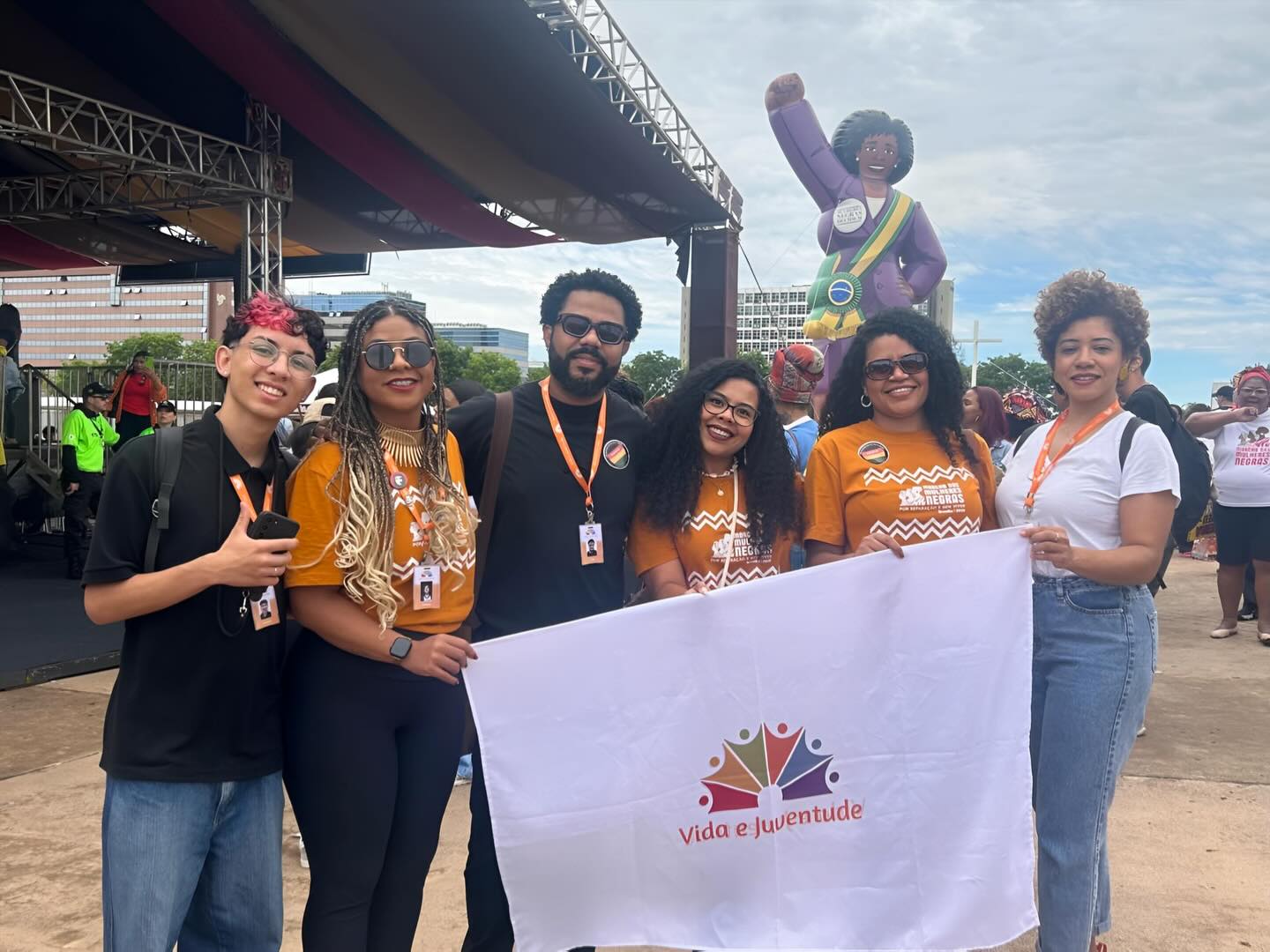 ✊🏾✨Brasília amanheceu nesta terça-feira (25/11), tomada pela força das mulheres negras.
Dez anos após a primeira Marcha das Mulheres Negras, a 2ª edição ocupa Brasília ainda mais organizada, potente e numerosa, reafirmando o lema “Por Reparação e Bem Viver”.
Nas faixas, nos cantos e nos corpos que ocupam a Esplanada, ecoam as pautas que sustentam esse projeto de futuro: justiça social, combate ao racismo e à violência, acesso à saúde, educação, trabalho digno, território e Bem Viver.
O Vida e Juventude se soma a essa caminhada que vem de longe, reconhecendo o protagonismo das mulheres negras na defesa dos direitos humanos e na construção de um Brasil mais justo para todas as pessoas.
#MarchaDasMulheresNegras #PorReparaçãoEBemViver #MulheresNegras #DireitosHumanos #BemViver #VidaEJuventude
