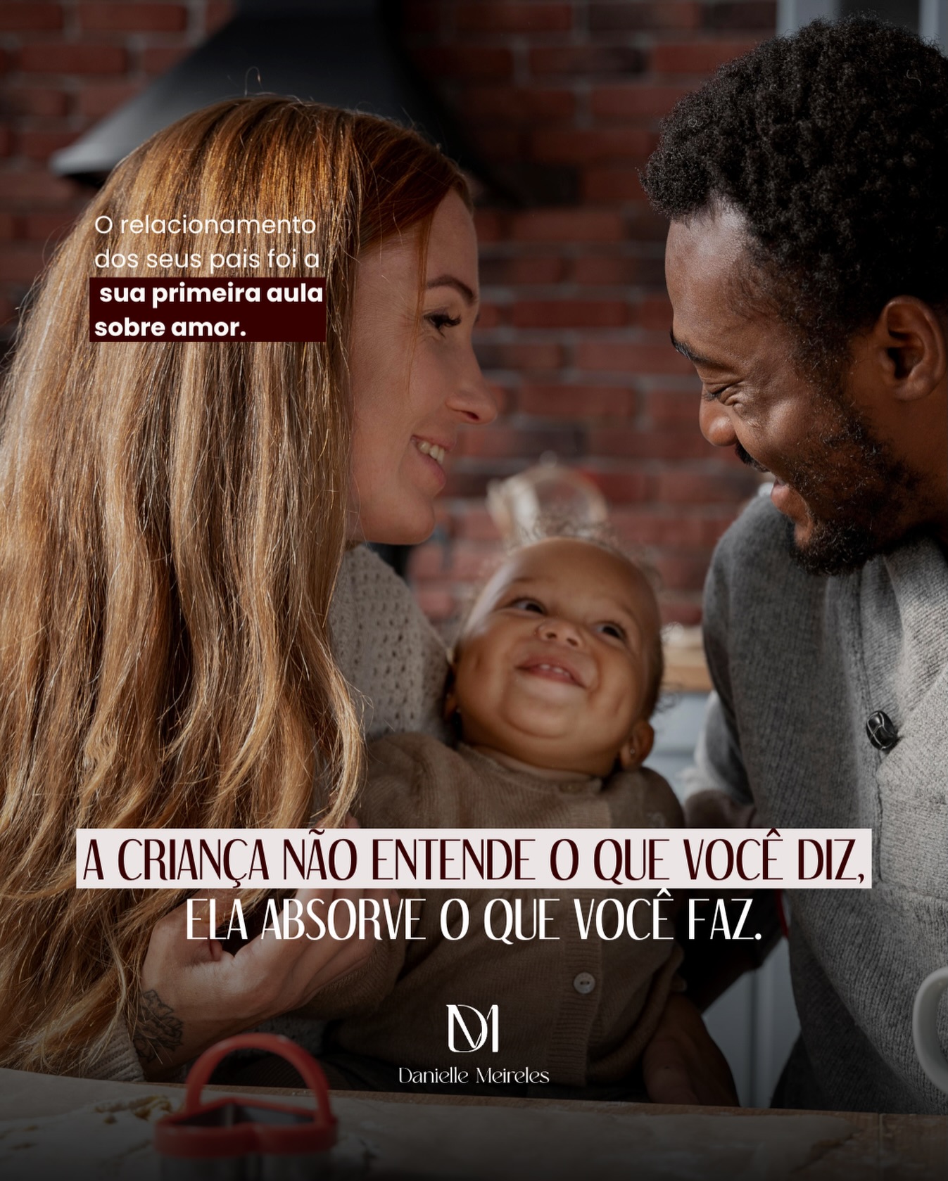 A criança não tem teoria sobre o que é amor. Ela tem a cena que acontece na sua frente todos os dias. Ela vê como o pai fala com a mãe, como a mãe reage ao pai, como eles resolvem conflitos ou como evitam resolver. E tudo isso vai sendo inscrito no inconsciente como um modelo de como se relacionar, de como amar, de como ser amado.
Se a criança cresce vendo um pai que grita e uma mãe que se cala, ela aprende que amor pode vir acompanhado de silêncio e submissão. Se ela vê um casal que resolve tudo no grito, ela internaliza que conflito é sinônimo de agressão. Se ela vê frieza, distância emocional, falta de afeto, ela registra que amor é algo contido, controlado, pouco demonstrado.
Isso não acontece de forma consciente. A criança não decide que vai repetir o padrão dos pais ou fazer o oposto. Ela simplesmente incorpora aquilo como verdade sobre o que é estar em um relacionamento. Aquilo vira a matriz, a referência primária do que ela vai buscar ou evitar na vida adulta.
Algumas pessoas repetem exatamente o que viram.
Escolhem parceiros que reproduzem as mesmas dinâmicas, recriam os mesmos conflitos, perpetuam os mesmos padrões. Outras fazem o oposto radical, fogem de qualquer coisa que lembre o relacionamento dos pais, mas acabam criando outros impasses porque estão reagindo ao passado ao invés de construir algo próprio.
Ninguém entra em um relacionamento como uma folha em branco. Todos carregamos as marcas de como o amor foi encenado diante de nós. E enquanto isso não for simbolizado, elaborado, a tendência é repetir ou reagir compulsivamente, mesmo sem perceber.
Se você reconhece padrões que vieram de casa nos seus relacionamentos, se percebe que está reproduzindo ou evitando algo que viu nos seus pais, a análise pode te ajudar a ressignificar essas inscrições.
Agende sua sessão pelo link da bio e vamos trabalhar o que precisa ser transformado.
#daniellemeireles #psicanalise #relacionamentos #infancia